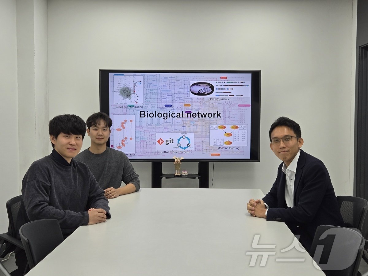 왼쪽부터 KAIST 생명화학공학과 권문수 박사과정, 이준규 박사과정, 김현욱 교수.&#40;KAIST 제공&#41;/뉴스1