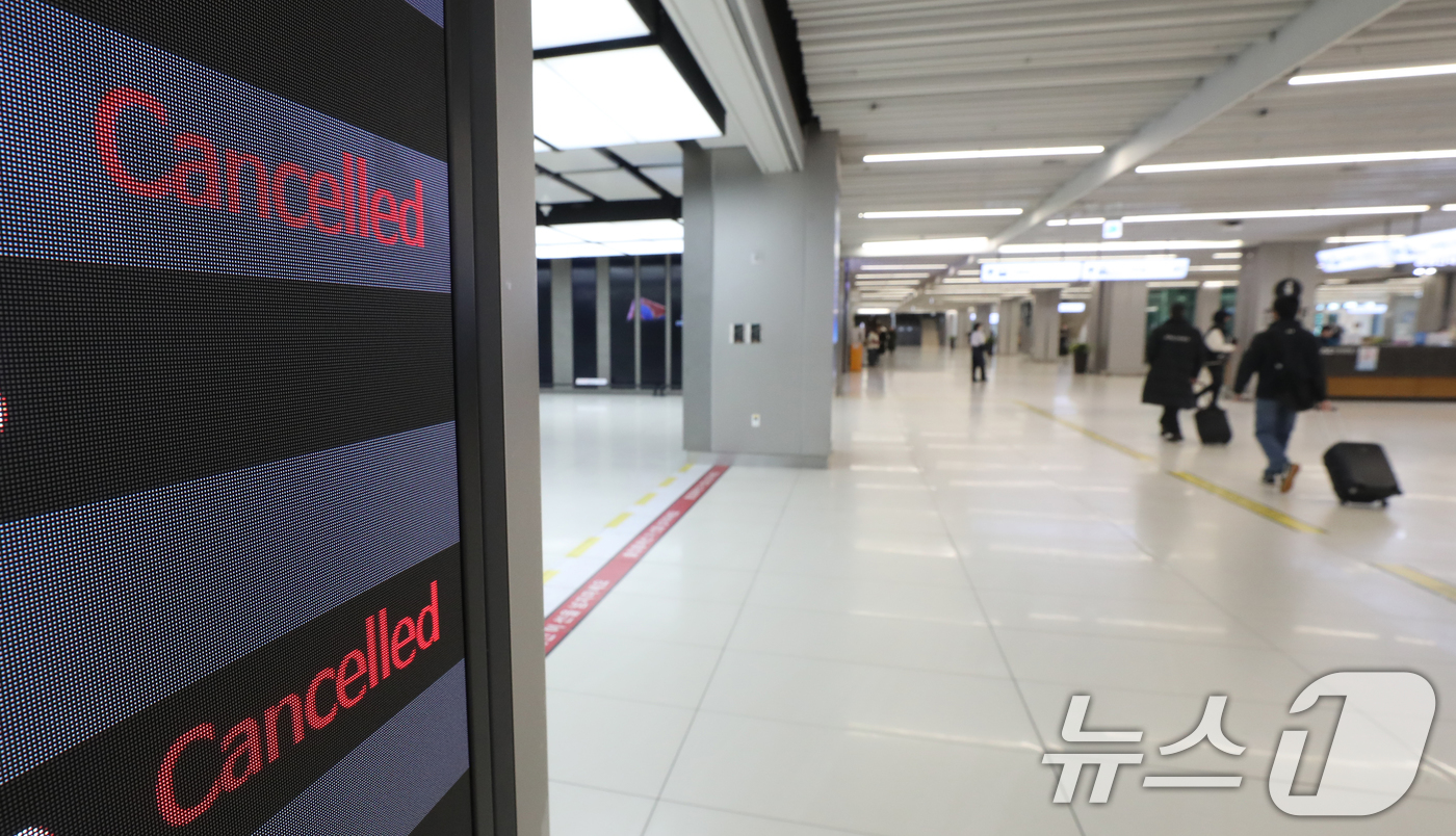 (김포공항=뉴스1) 이승배 기자 = 밤 사이 전국 대부분 지역에 많은 눈이 내린 28일 김포공항 국내선 전광판에 지연 및 결항 안내가 표시되고 있다. 2024.11.28/뉴스1