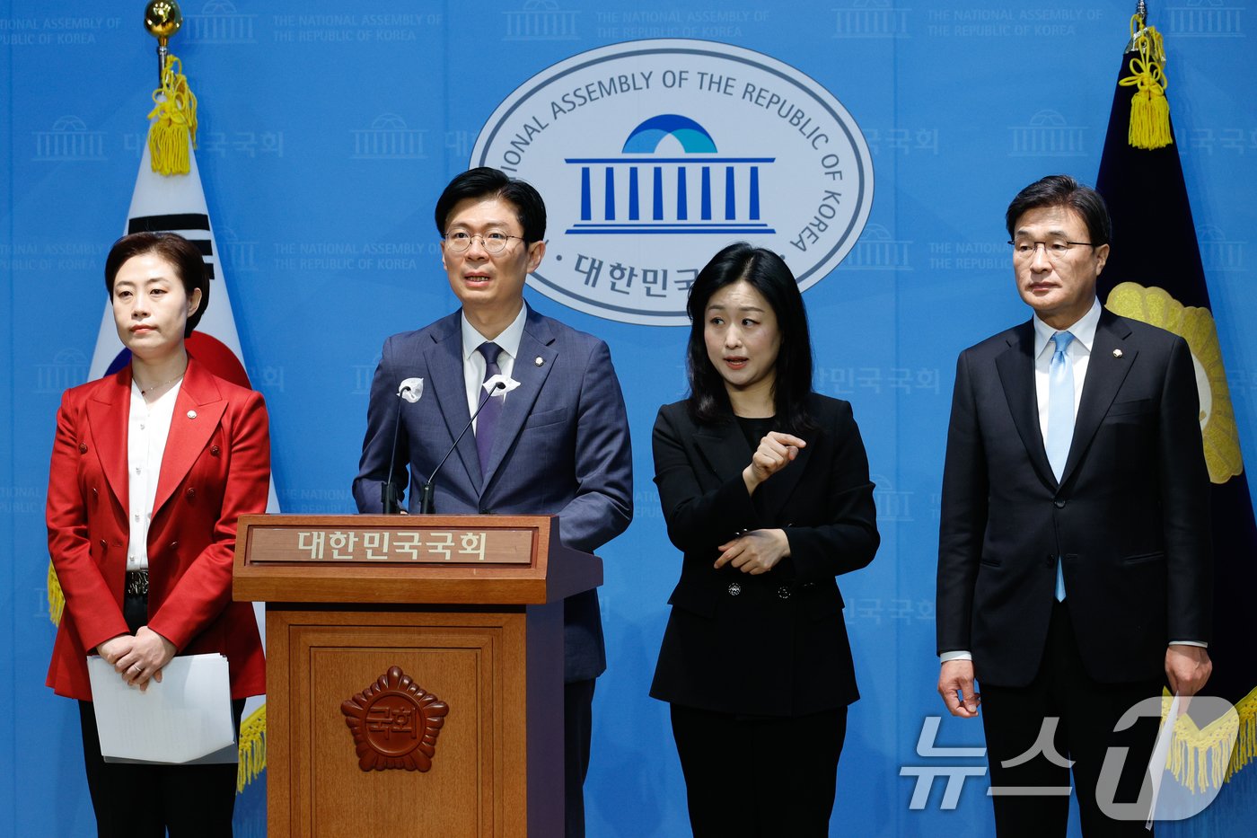 본문 이미지 - 국회 교육위원회 국민의힘 간사인 조정훈 의원(가운데)과 서지영, 강대식 의원이 28일 서울 여의도 국회 소통관에서 '민주당의 AI 디지털 교과서의 지위박탈법인 초·중등교육법 개정은 분명한 위헌'이라며 기자회견을 하고 있다. 2024.11.28/뉴스1 ⓒ News1 안은나 기자