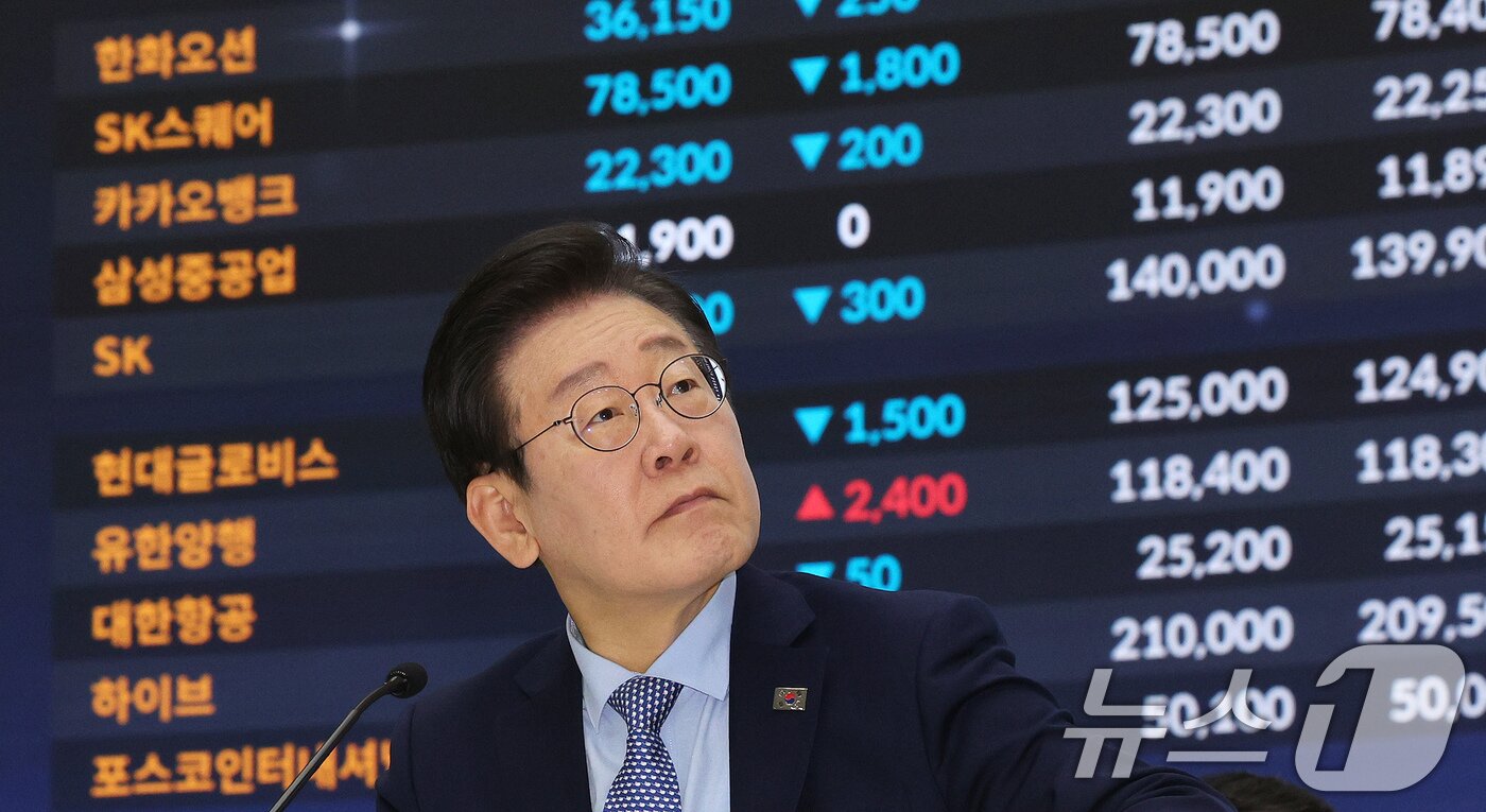 본문 이미지 - 이재명 더불어민주당 대표가 28일 오전 서울 여의도 한국거래소 홍보관에서 열린 대한민국 주식시장 활성화TF 현장 간담회에 한국거래소의 발표를 듣고 있다. 2024.11.28/뉴스1 ⓒ News1 장수영 기자