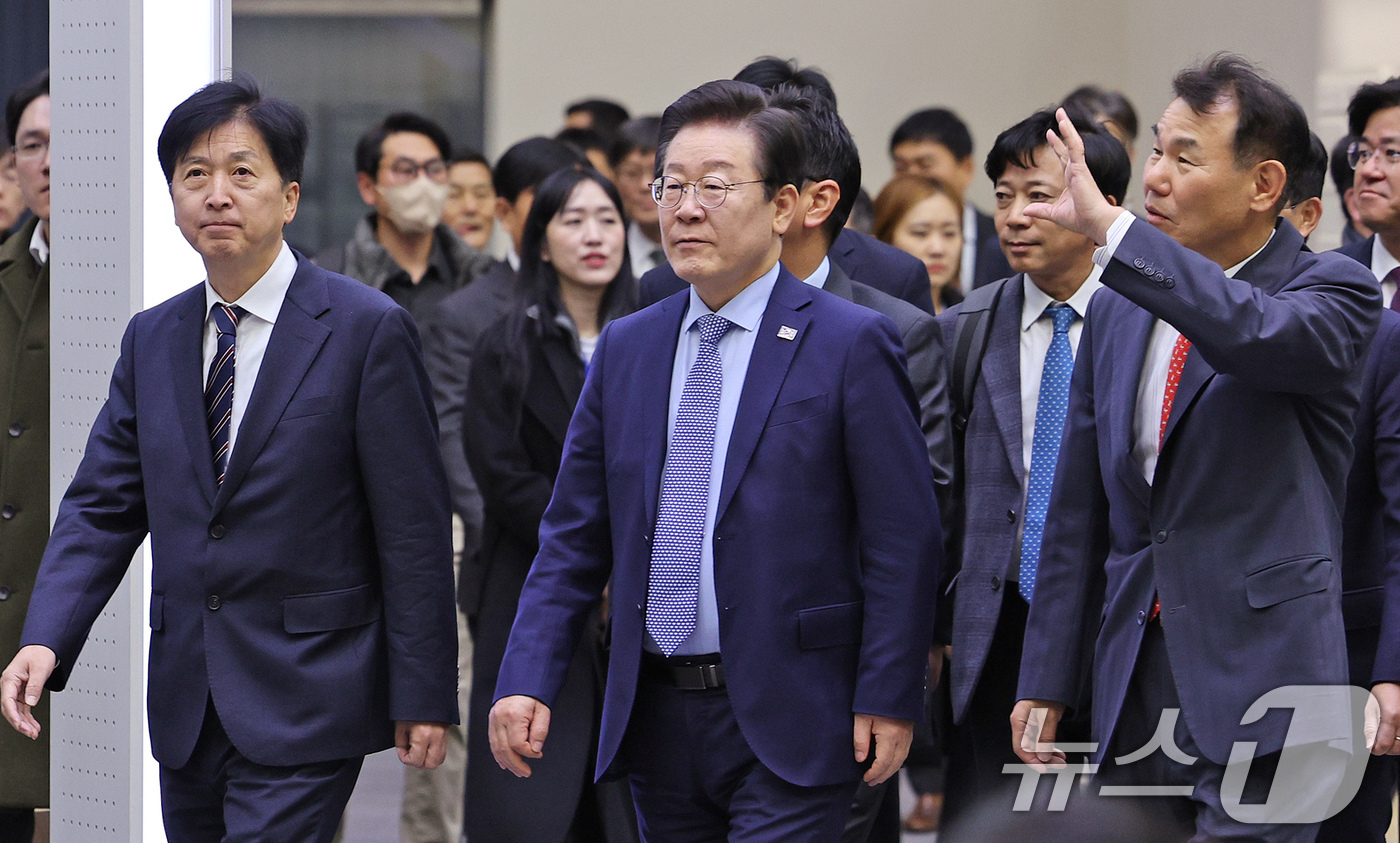 (서울=뉴스1) 장수영 기자 = 이재명 더불어민주당 대표가 28일 오전 서울 여의도 한국거래소 홍보관에서 열린 대한민국 주식시장 활성화TF 현장 간담회에 정은보 이사장(오른쪽), …