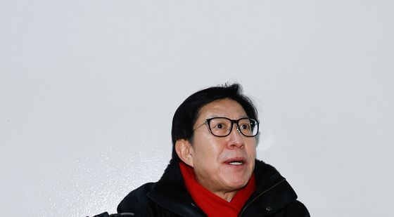 행안위 전체회의장 복도에 앉은 박형준 부산시장