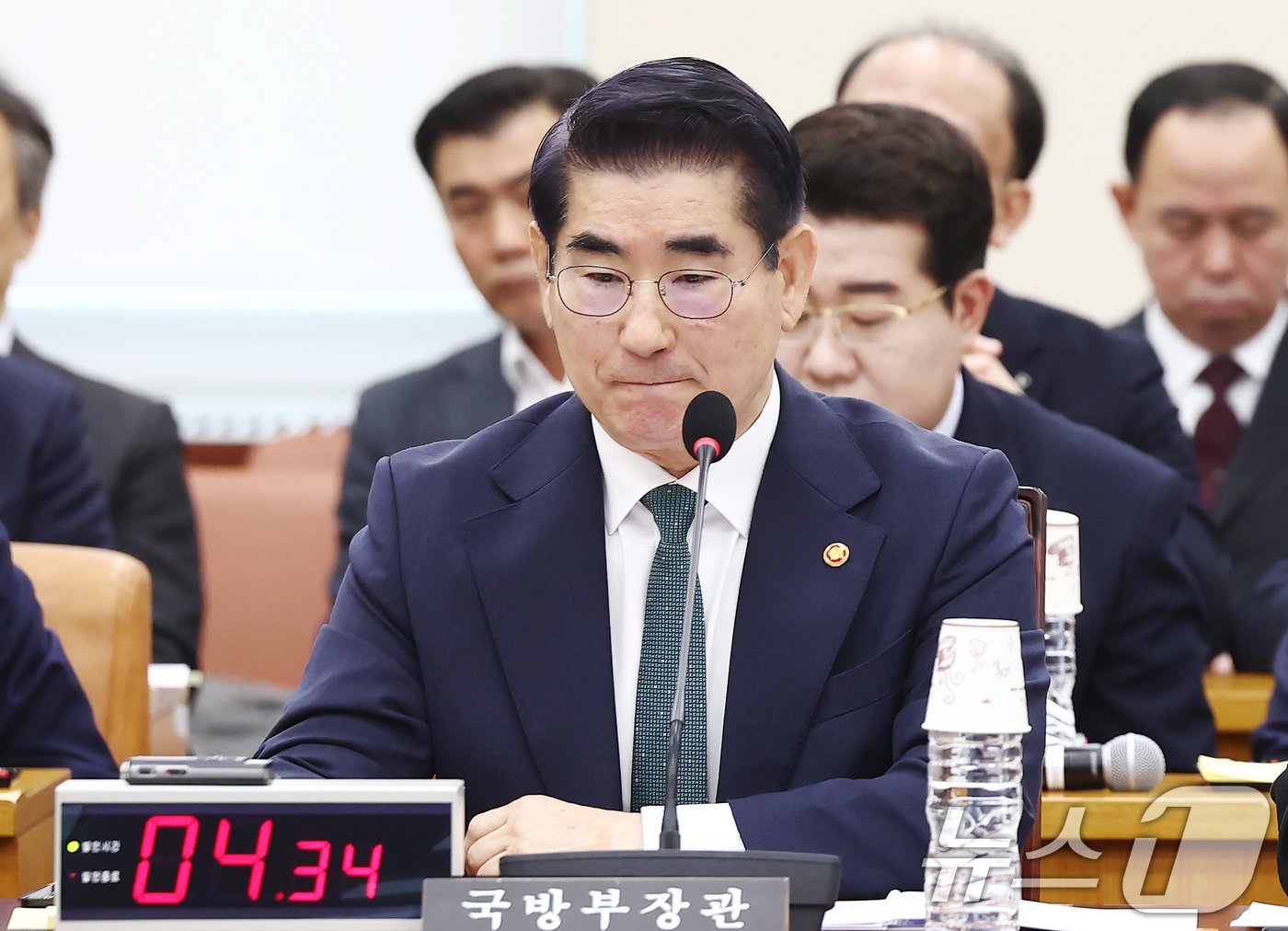 본문 이미지 - 김용현 국방부 장관이 28일 오전 서울 여의도 국회에서 열린 국방위원회 전체회의에 출석, 생각에 잠겨 있다. 2024.11.28/뉴스1 ⓒ News1 김민지 기자