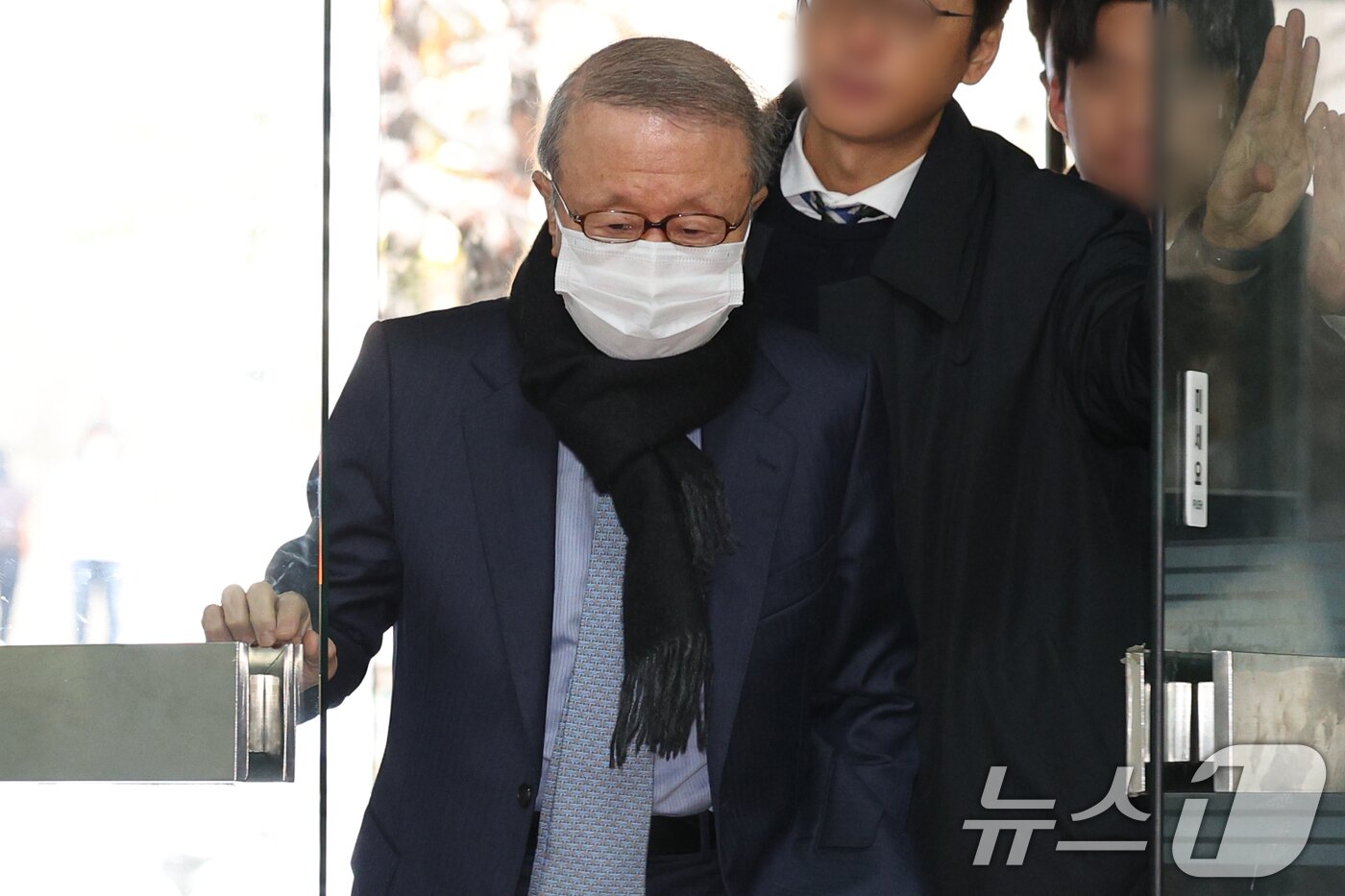 본문 이미지 - 횡령·배임 혐의를 받는 홍원식 전 남양유업 회장이 28일 오전 서울 서초구 서울중앙지법에서 열린 구속 전 피의자 심문(영장실질심사)에 출석하고 있다. 홍 전 회장은 남양유업을 운영하면서 납품업체들로부터 거래 대가로 수십억 원을 수수하고, 인척이 운영하는 업체를 거래 중간에 불필요하게 끼워 넣어 회사에 100억 원대 손해를 끼친 혐의를 받는다. 2024.11.28 ⓒ 뉴스1 신웅수 기자