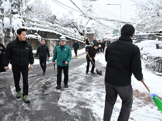 '눈폭탄'에 오세훈, 출근길 제설 작업 점검…"빠른 속도로 제설"