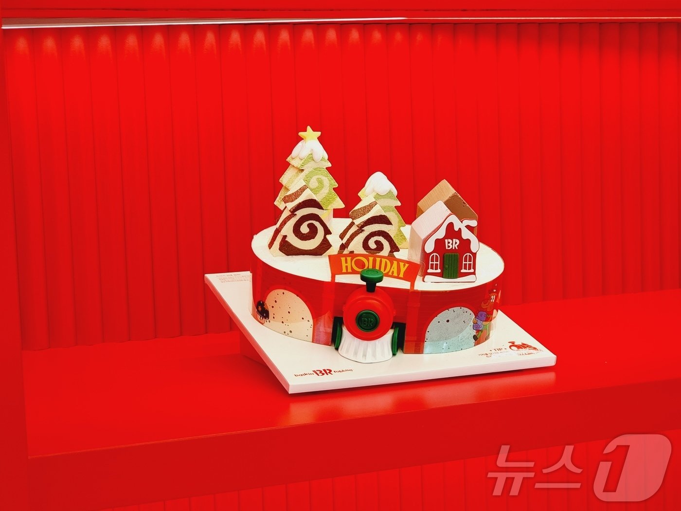 본문 이미지 - SPC배스킨라빈스는 28일 서울 강남구 워크샵 바이 배스킨라빈스 매장에서 2024 크리스마스 케이크 쇼케이스를 진행했다.  대표 제품인 '스윗 트레인 와츄원 타운'. ⓒ News1 이형진 기자