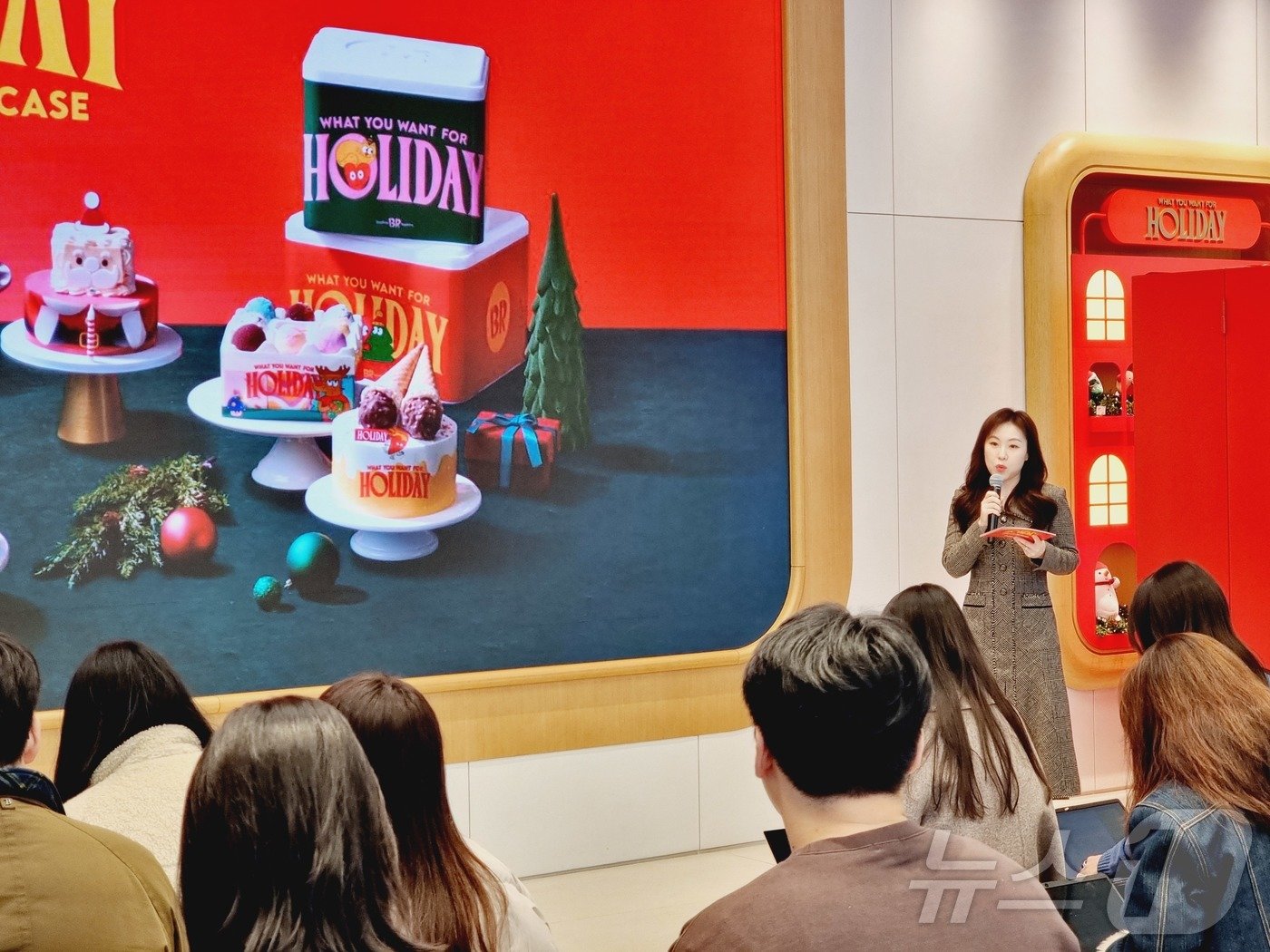 본문 이미지 - SPC배스킨라빈스는 28일 서울 강남구 워크샵 바이 배스킨라빈스 매장에서 2024 크리스마스 케이크 쇼케이스를 진행했다.  김나영 비알코리아 마케팅본부 상품기획실 팀장이 제품 소개를 하고 있다. ⓒ News1 이형진 기자