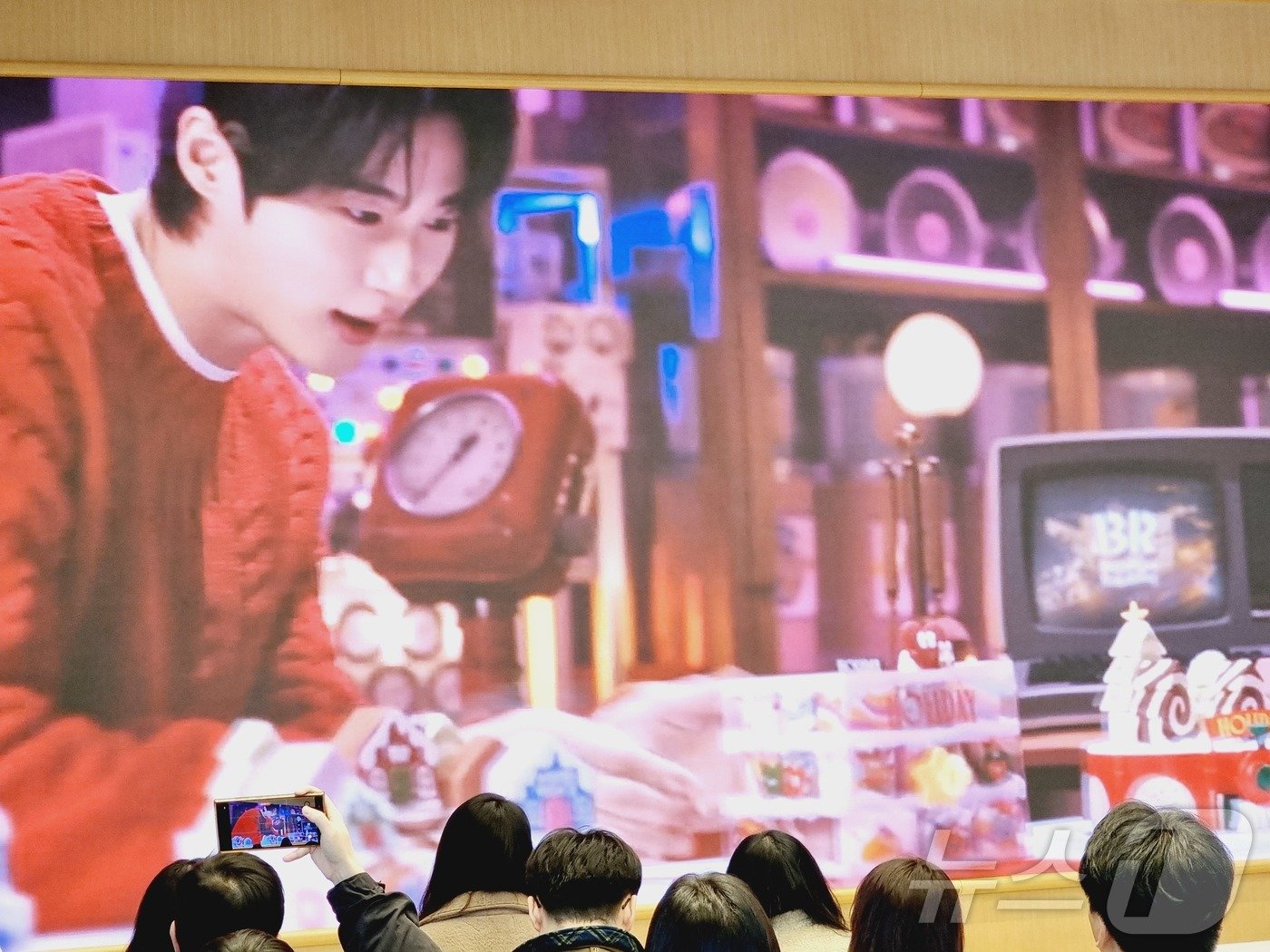 본문 이미지 - SPC배스킨라빈스는 28일 서울 강남구 워크샵 바이 배스킨라빈스 매장에서 2024 크리스마스 케이크 쇼케이스를 진행했다.  배스킨라빈스 모델인 변우석 광고가 상영되고 있다. ⓒ News1 이형진 기자