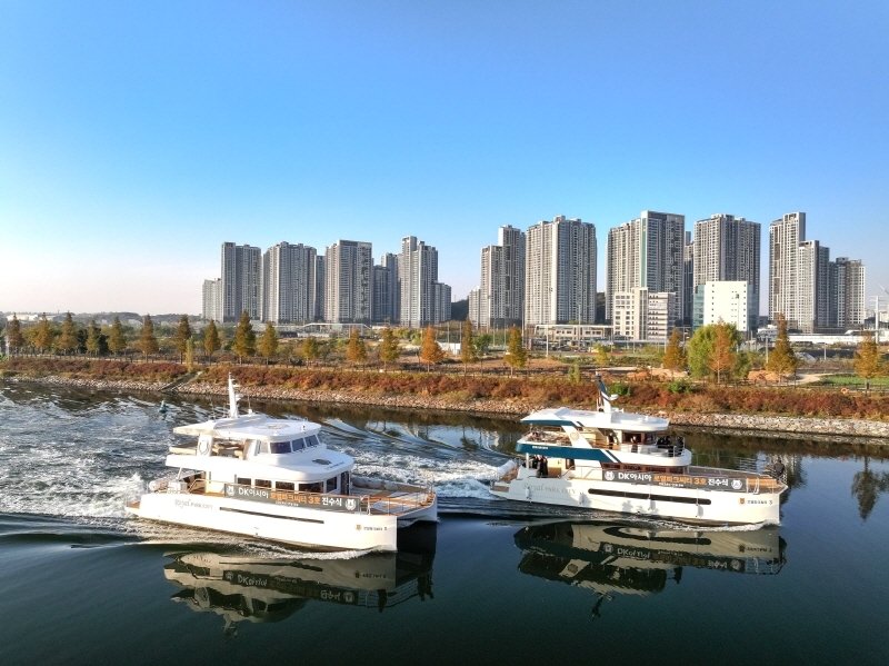 경인아라뱃길을 운항 중인 DK아시아의 로열파크씨티 1호&#40;왼쪽&#41;와 3호&#40;DK아시아 제공&#41;.