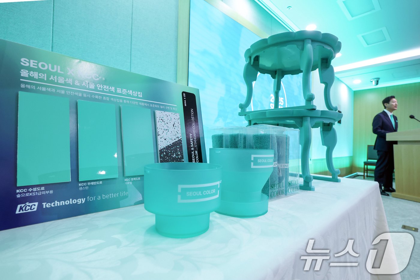 본문 이미지 - 28일 오전 서울 중구 서울시청 기자실에 2025년 서울색으로 선정된 '그린오로라(GreenAurora)'가 적용된 서울굿즈가 오세훈 시장 옆으로 전시돼 있다. 2024.11.28/뉴스1 ⓒ News1 민경석 기자