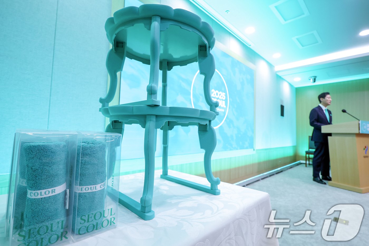 본문 이미지 - 28일 오전 서울 중구 서울시청 기자실에 2025년 서울색으로 선정된 '그린오로라(GreenAurora)'가 적용된 서울굿즈가 오세훈 시장 옆으로 전시돼 있다. 2024.11.28/뉴스1 ⓒ News1 민경석 기자