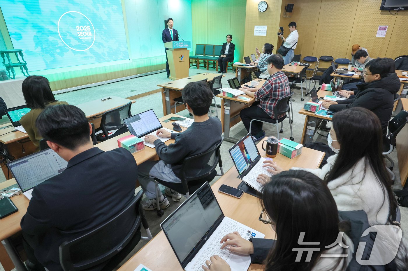 본문 이미지 - 오세훈 서울시장이 28일 오전 서울 중구 서울시청에서 2025년 서울색으로 선정된 '그린오로라(GreenAurora)' 관련 기자설명회를 하고 있다. 2024.11.28/뉴스1 ⓒ News1 민경석 기자