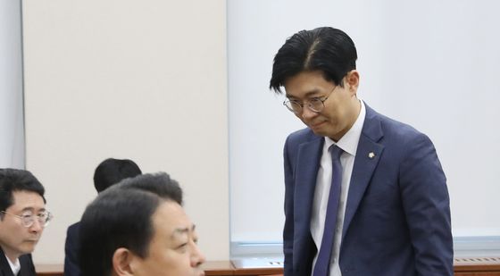 회의장 나가는 조정훈 '민주당 강행 안건조정위는 무효'