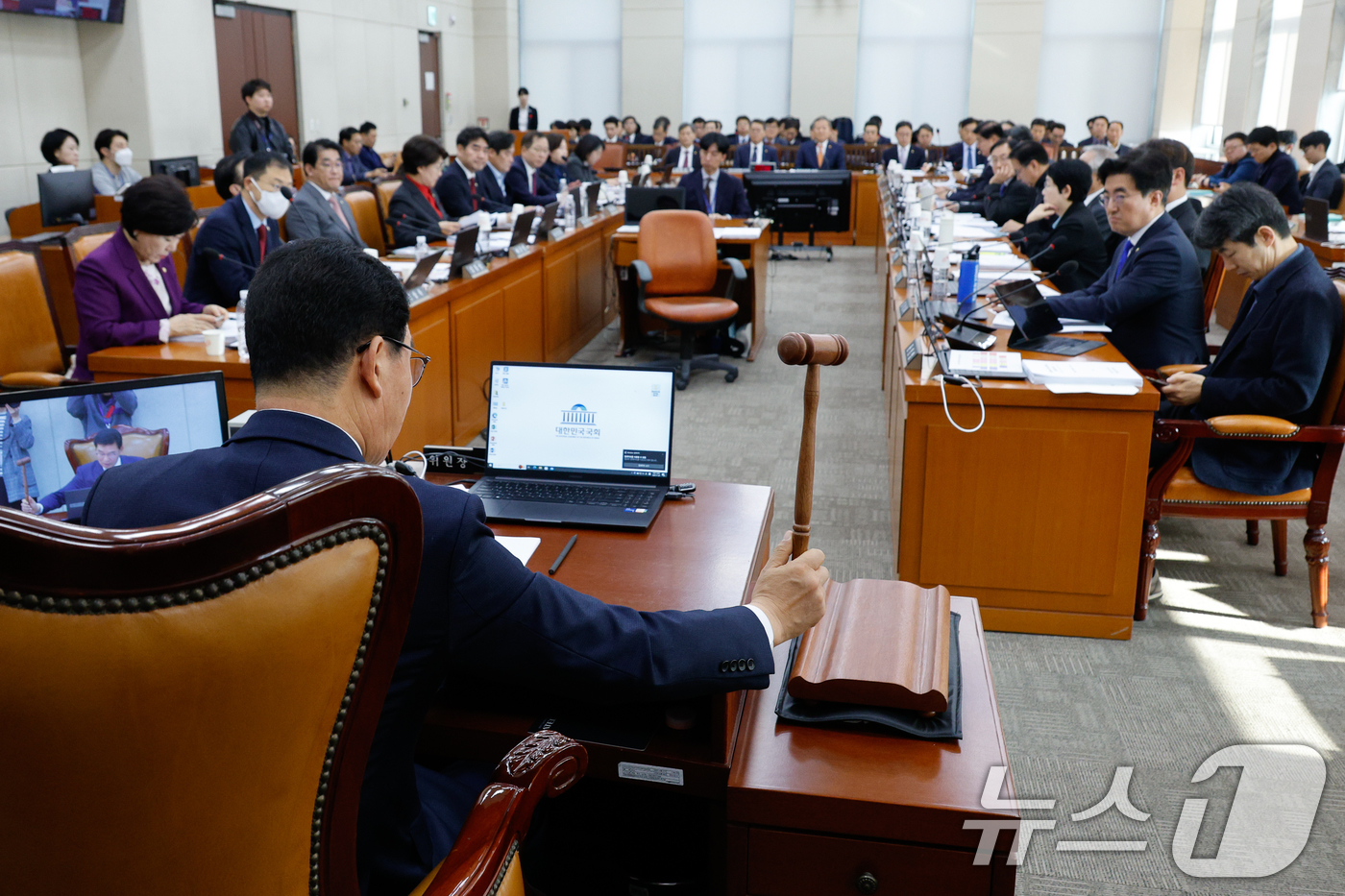 (서울=뉴스1) 안은나 기자 = 신정훈 국회 행정안전위원회 위원장이 28일 서울 여의도 국회에서 열린 행안위 제13차 전체회의에서 의사봉을 두드리고 있다. 2024.11.28/뉴스 …