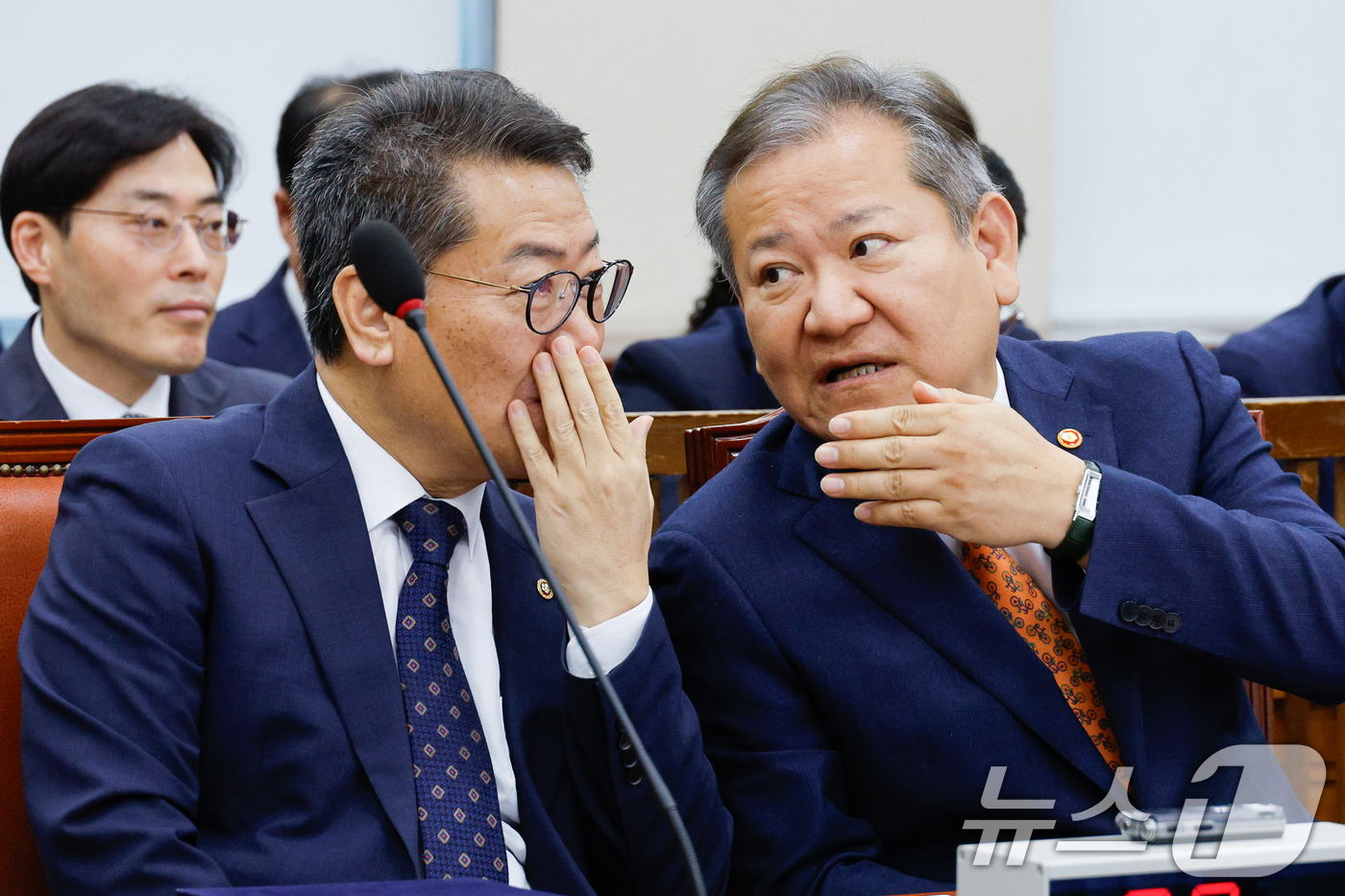 (서울=뉴스1) 안은나 기자 = 이상민 행정안전부 장관(오른쪽)과 김용빈 중앙선거관리위원회 사무총장이 28일 서울 여의도 국회에서 열린 행정안전위원회 제13차 전체회의에서 대화하고 …