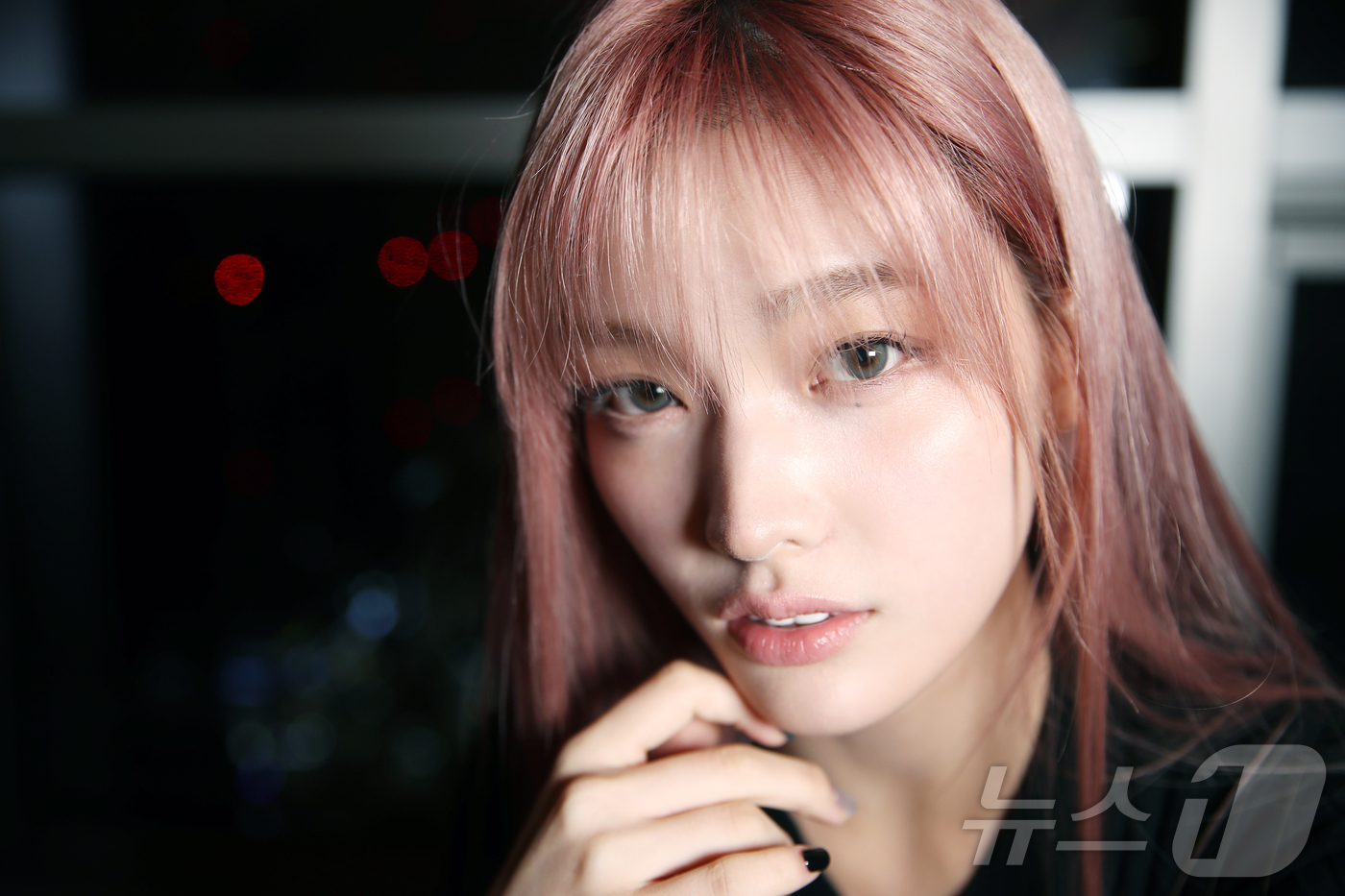 (서울=뉴스1) 권현진 기자 = 아일릿 이로하가 서울 용산구 하이브 사옥에서 열린 인터뷰에 앞서 포즈를 취하고 있다.이로하(16)는 11살에 K팝 가수가 되기 위한 꿈을 안고 일본 …