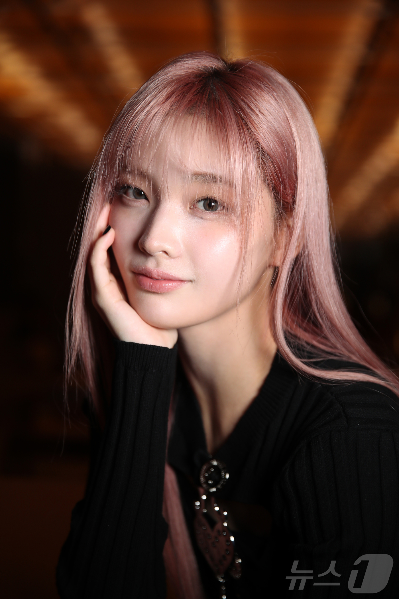 (서울=뉴스1) 권현진 기자 = 아일릿 이로하가 서울 용산구 하이브 사옥에서 열린 인터뷰에 앞서 포즈를 취하고 있다.이로하(16)는 11살에 K팝 가수가 되기 위한 꿈을 안고 일본 …