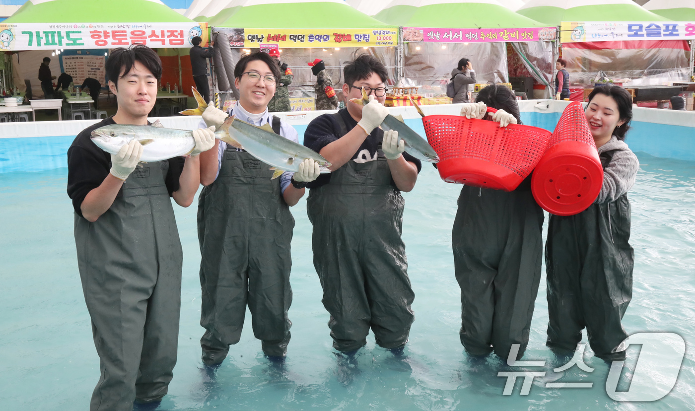 (서귀포=뉴스1) 오현지 기자 = 28일 오전 제주 서귀포시 모슬포항에서 개막한 제24회 최남단 방어축제에서 참가자들이 맨손 방어잡기 체험을 하고 있다. 2024.11.28/뉴스1 …