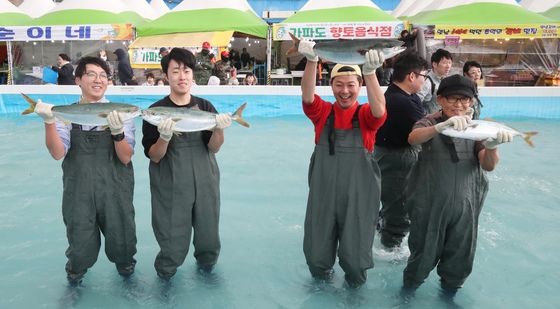 '맨손으로 잡은 제철 방어'