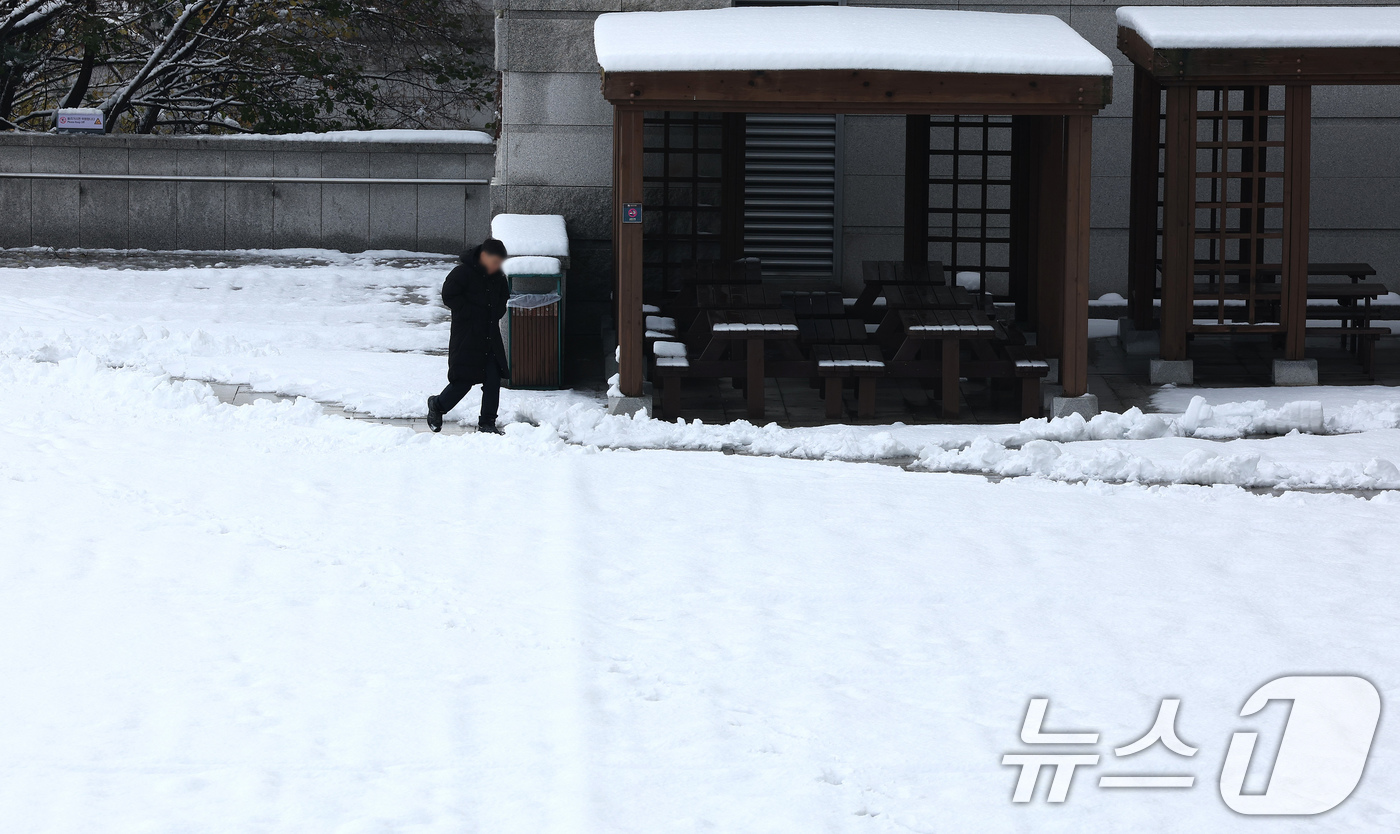 (서울=뉴스1) 장수영 기자 = 28일 오전 서울 용산구 국립중앙박물관에서 관계자가 눈 쌓인 길로 걸음을 재촉하고 있다.서울·경기 지역에선 지난 하루동안 40㎝안팎의 눈이 쌓이는 …