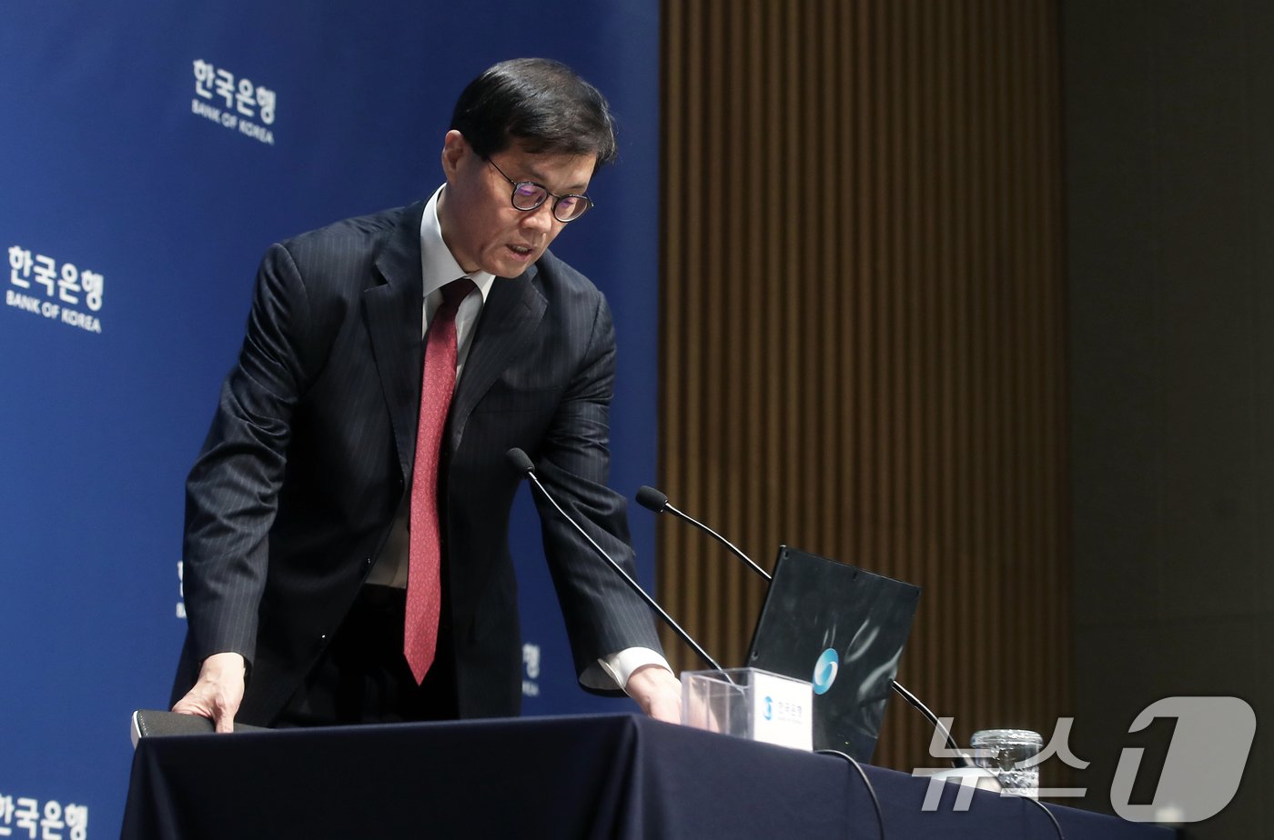 본문 이미지 - 이창용 한국은행 총재가 28일 서울 중구 한국은행에서 열린 통화정책방향 기자간담회에 참석해 자리하고 있다. 한국은행은 이날 개최된 금융통화위원회(금통위)에서 기준금리를 연 3%로 0.25%포인트(p) 인하하고 내년도 경제성장률 전망치를 지난 8월 발표(2.1%)보다 0.2%포인트 내린 1.9%로 전망한다고 밝혔다. 기준금리 연속 인하는 무려 15년 만에 처음 있는 일이다. 2024.11.28/뉴스1 ⓒ News1 오대일 기자