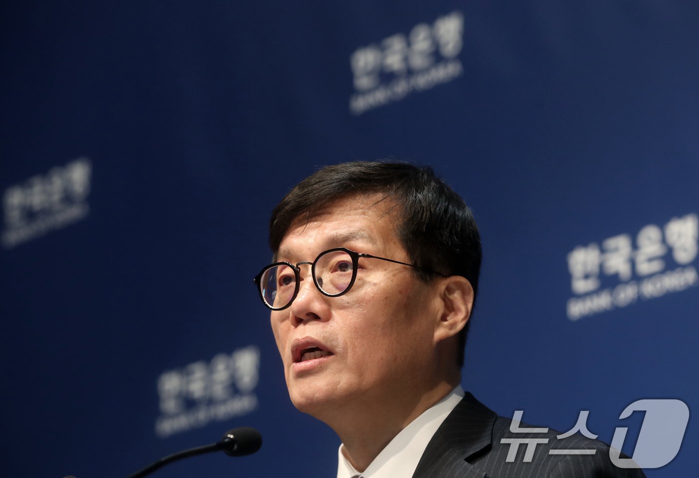 본문 이미지 - 이창용 한국은행 총재가 28일 서울 중구 한국은행에서 열린 통화정책방향 기자간담회에서 발언하고 있다. 한국은행은 이날 개최된 금융통화위원회(금통위)에서 기준금리를 연 3%로 0.25%포인트(p) 인하하고 내년도 경제성장률 전망치를 지난 8월 발표(2.1%)보다 0.2%포인트 내린 1.9%로 전망한다고 밝혔다. 기준금리 연속 인하는 무려 15년 만에 처음 있는 일이다. 2024.11.28/뉴스1 ⓒ News1 오대일 기자