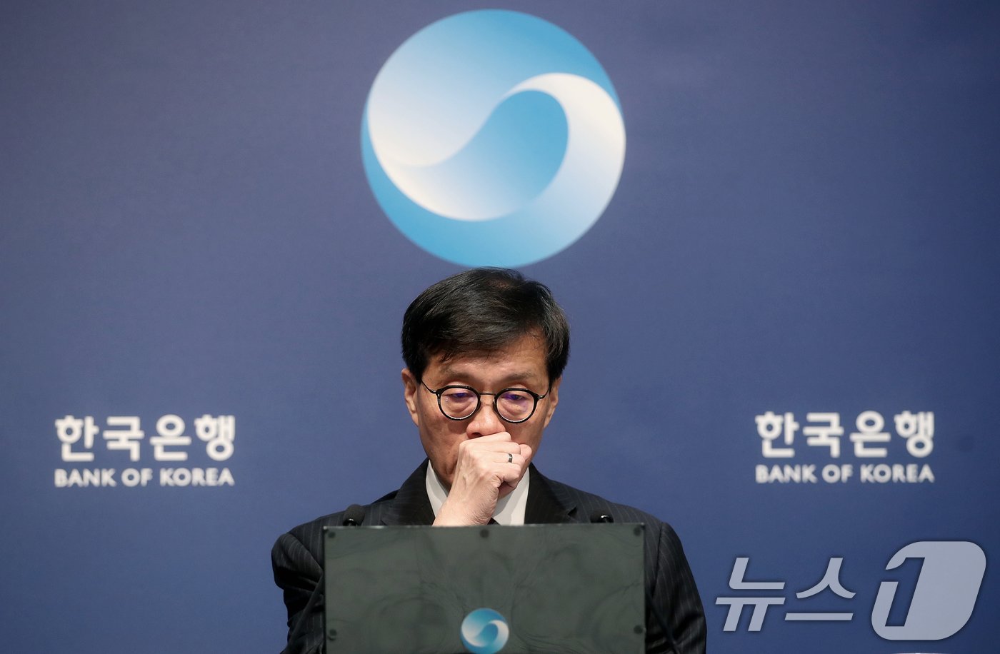 본문 이미지 - 이창용 한국은행 총재가 28일 서울 중구 한국은행에서 열린 통화정책방향 기자간담회에서 목을 가다듬고 있다. 한국은행은 이날 개최된 금융통화위원회(금통위)에서 기준금리를 연 3%로 0.25%포인트(p) 인하하고 내년도 경제성장률 전망치를 지난 8월 발표(2.1%)보다 0.2%포인트 내린 1.9%로 전망한다고 밝혔다. 기준금리 연속 인하는 무려 15년 만에 처음 있는 일이다. 2024.11.28/뉴스1 ⓒ News1 오대일 기자