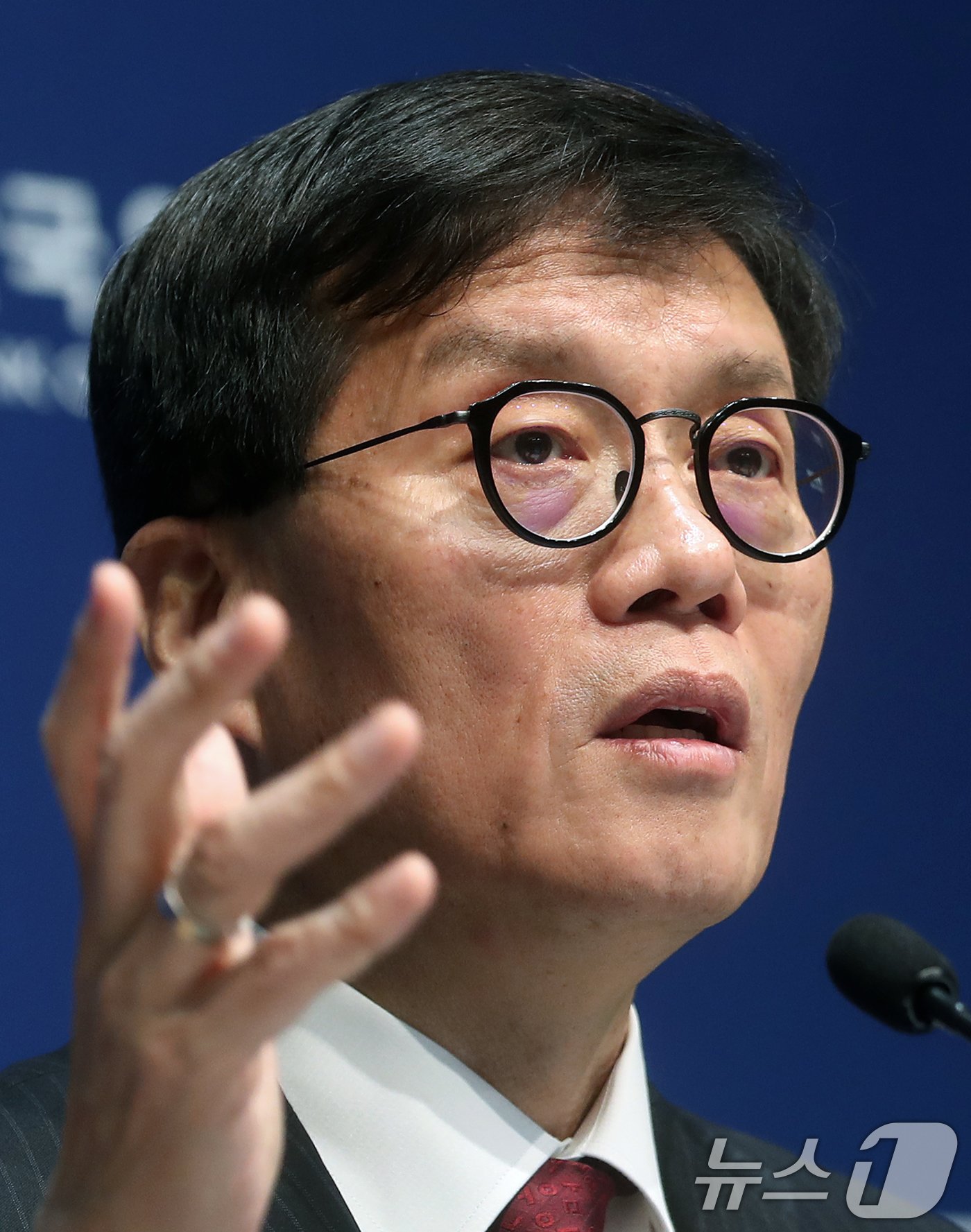 본문 이미지 - 이창용 한국은행 총재가 28일 서울 중구 한국은행에서 열린 통화정책방향 기자간담회에서 발언하고 있다. 한국은행은 이날 개최된 금융통화위원회(금통위)에서 기준금리를 연 3%로 0.25%포인트(p) 인하하고 내년도 경제성장률 전망치를 지난 8월 발표(2.1%)보다 0.2%포인트 내린 1.9%로 전망한다고 밝혔다. 기준금리 연속 인하는 무려 15년 만에 처음 있는 일이다. 2024.11.28/뉴스1 ⓒ News1 오대일 기자
