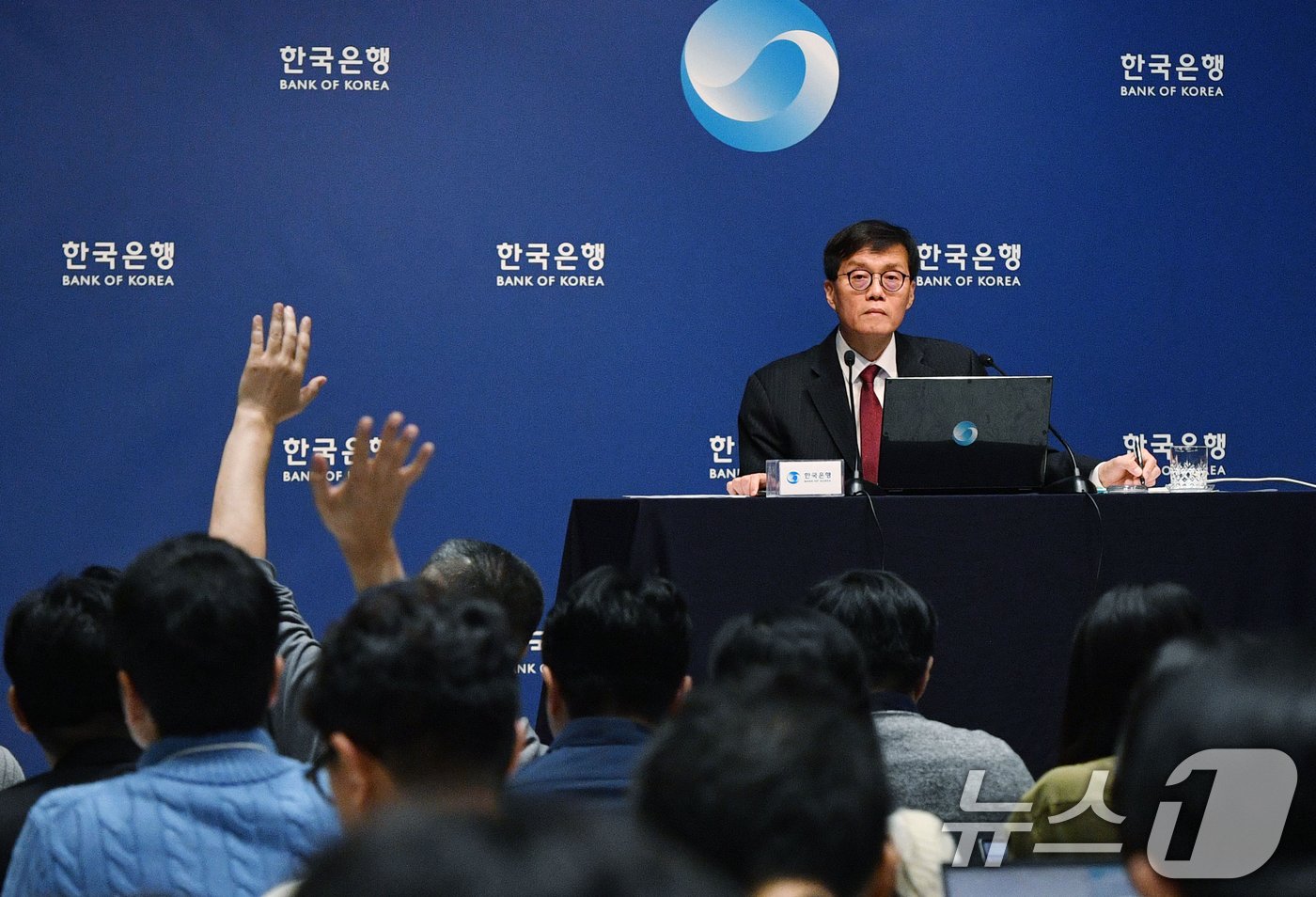 이창용 한국은행 총재가 28일 서울 중구 한국은행에서 열린 통화정책방향 기자간담회에서 취재진의 질문을 받고 있다. 2024.11.28/뉴스1 ⓒ News1 사진공동취재단