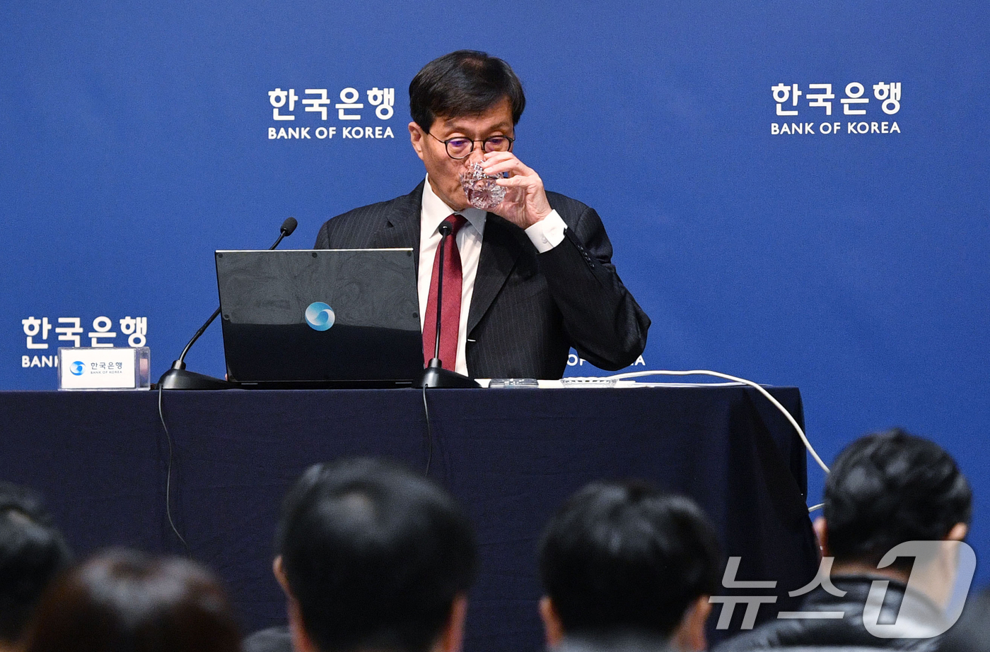 (서울=뉴스1) 사진공동취재단 = 이창용 한국은행 총재가 28일 서울 중구 한국은행에서 열린 통화정책방향 기자간담회에서 잠시 목을 축이고 있다. 2024.11.28/뉴스1