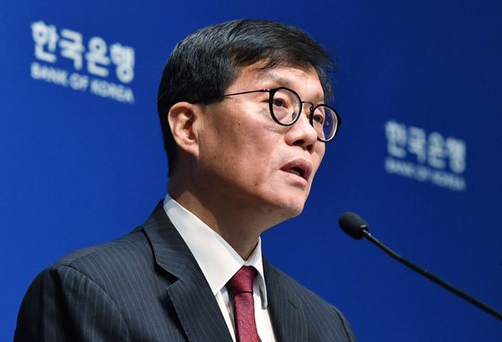 [문답]이창용, 금리인하 실기론에 "지금 말고 1년 후 평가해달라"