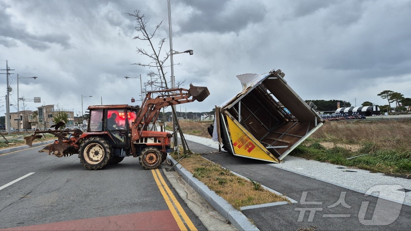 본문 이미지 -  태안 안면읍에서 시설물이 뒤집혀 있는 모습. (태안소방서 제공) / 뉴스1
