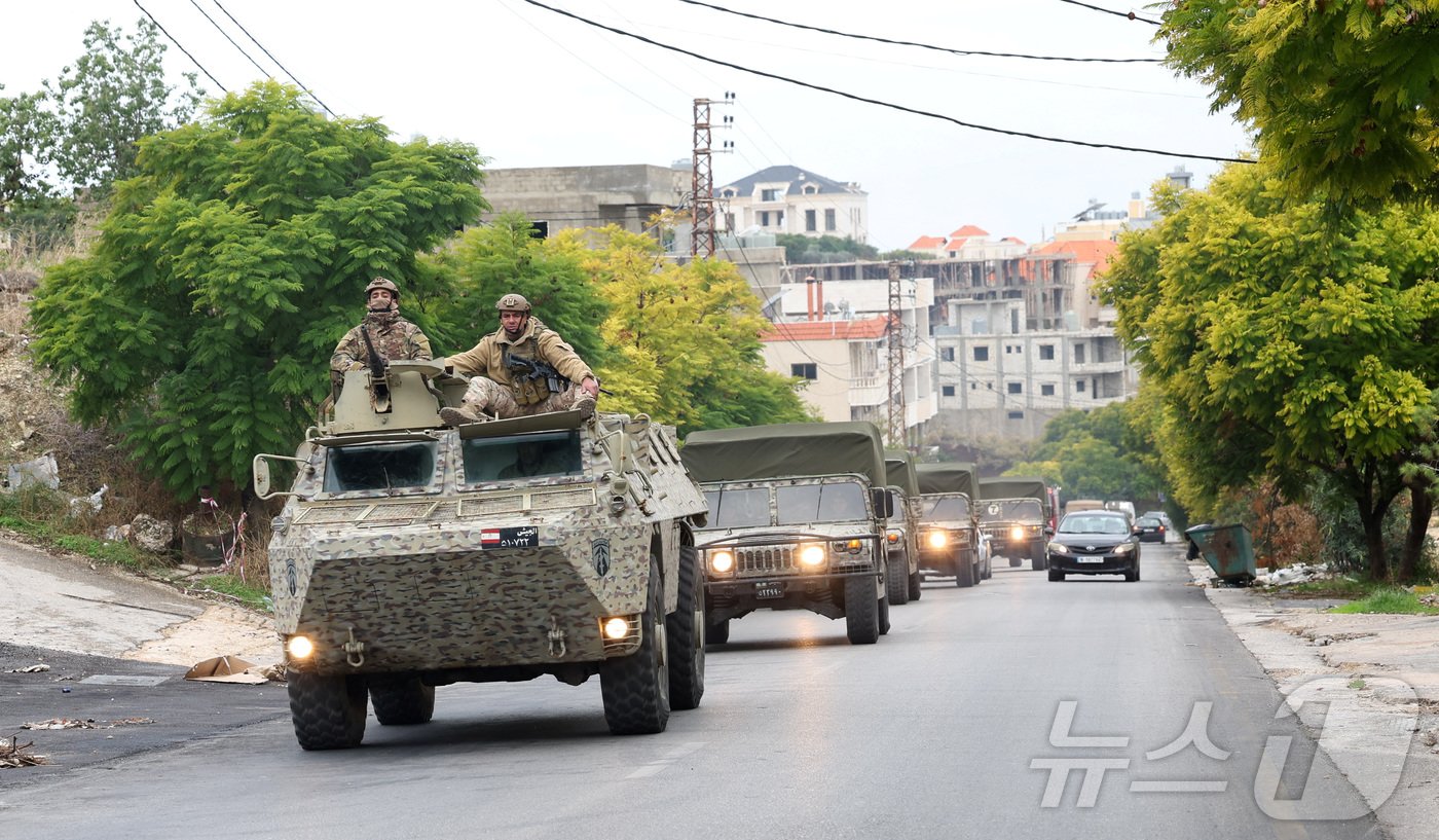본문 이미지 - 27일&#40;현지시간&#41; 이스라엘과 헤즈볼라의 휴전 이후 레바논 카나에서 병사들이 장갑차를 타고 이동을 하고 있다. 2024.11.28 ⓒ 로이터=뉴스1 ⓒ News1 우동명 기자