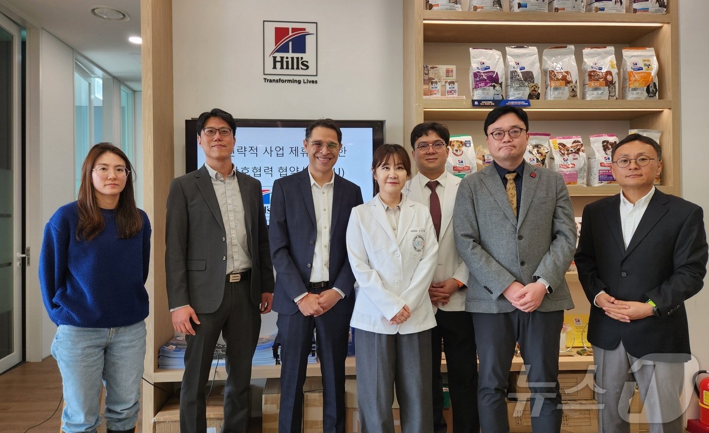 본문 이미지 - 동물용의약품 임상·유통 전문 기업 온힐은 서울 여의도 힐스코리아 본사에서 힐스펫뉴트리션 코리아와 업무 협약을 체결하고 단체 기념 사진을 찍고 있다. ⓒ 뉴스1 한송아 기자