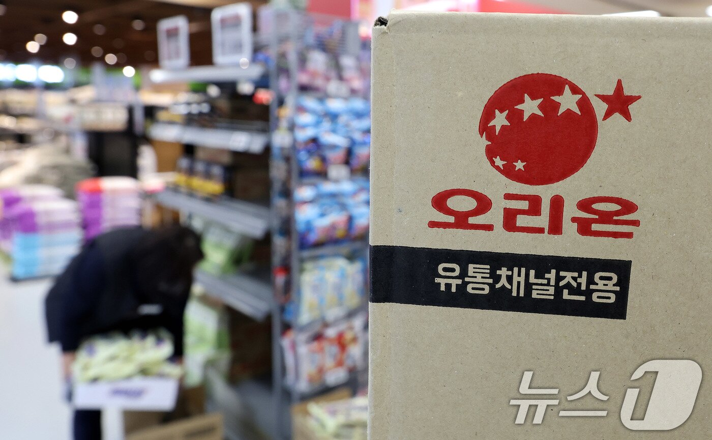 본문 이미지 - 서울의 한 대형마트에 오리온 제품 과자박스가 놓여 있다. 2024.11.28/뉴스1 ⓒ News1 박지혜 기자