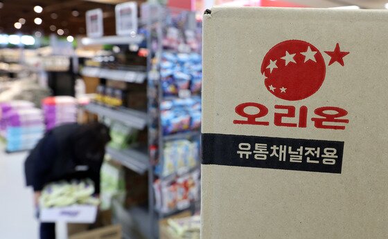 본문 이미지 - 서울의 한 대형마트에 오리온 제품 과자박스가 놓여 있다.2024.11.28/뉴스1 ⓒ News1 박지혜 기자
