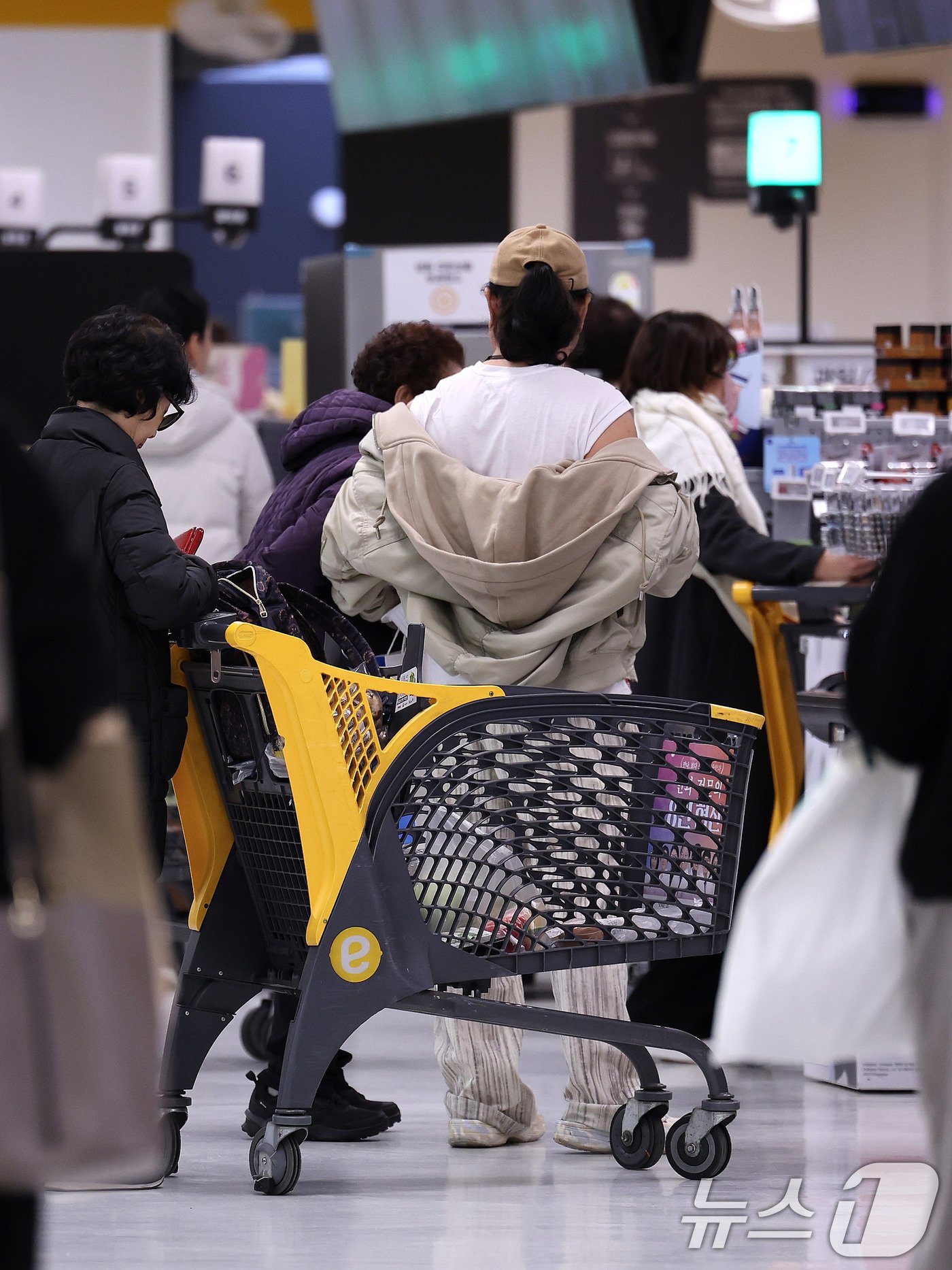 본문 이미지 - 28일 서울의 한 대형마트에서 장을 본 시민들이 계단대 앞에 대기하고 있다. 이날 한국은행 금융통화위원회(금통위)는 기준금리를 연 3%로 0.25%포인트(p) 인하했다. 지난달 기준금리 인하 이후 한 달 만에 금리를 다시 낮추는 '백 투 백'(back to back·연속) 인하를 결단한 것이다. 높은 환율, 집값, 가계부채 문제를 완화하는 것보다 경기 침체 방어를 우선한 결정으로 풀이된다. 기준금리 연속 인하는 무려 15년 만에 처음 있는 일이다. 2024.11.28/뉴스1 ⓒ News1 박지혜 기자