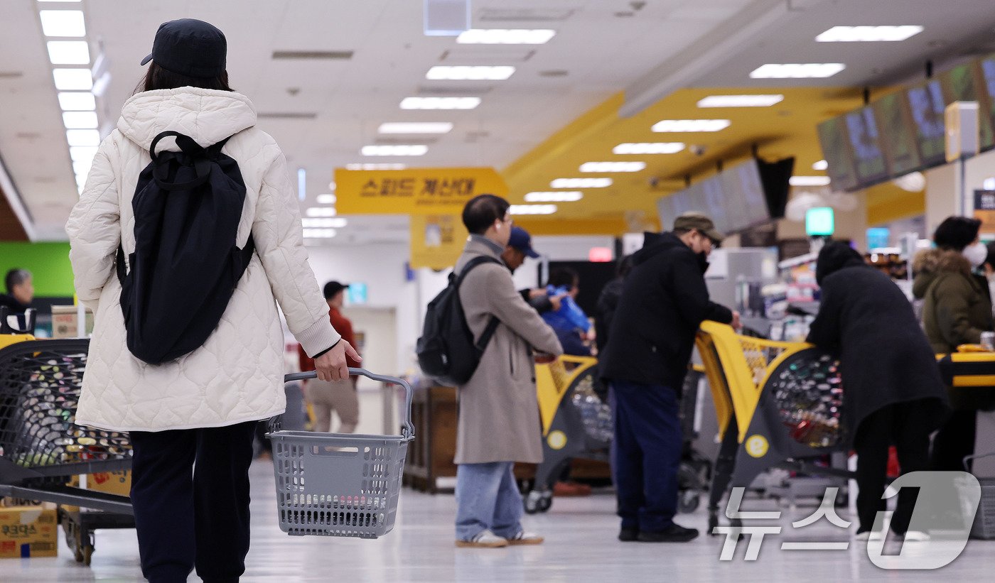본문 이미지 - 28일 서울의 한 대형마트에서 시민들이 장을 보고 있다. 이날 한국은행 금융통화위원회(금통위)는 기준금리를 연 3%로 0.25%포인트(p) 인하했다. 지난달 기준금리 인하 이후 한 달 만에 금리를 다시 낮추는 '백 투 백'(back to back·연속) 인하를 결단한 것이다. 높은 환율, 집값, 가계부채 문제를 완화하는 것보다 경기 침체 방어를 우선한 결정으로 풀이된다. 기준금리 연속 인하는 무려 15년 만에 처음 있는 일이다. 2024.11.28/뉴스1 ⓒ News1 박지혜 기자