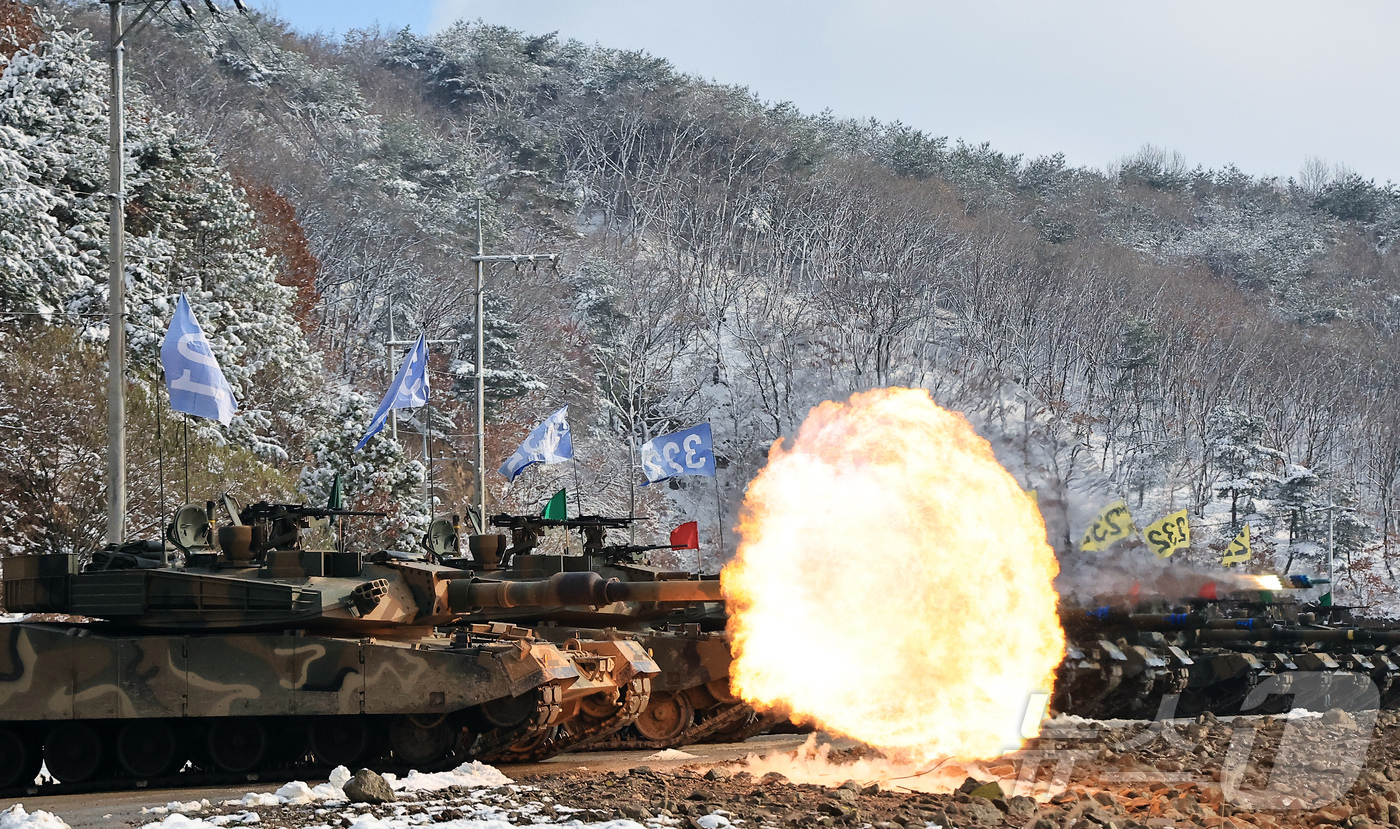 (양주=뉴스1) 박정호 기자 = 육군 30기갑여단 전차대대 장병들이 28일 경기도 양주시 노야산훈련장에서 전차포 사격훈련을 하고 있다.이번 전차포 사격훈련은 장병 500여 명과 K …