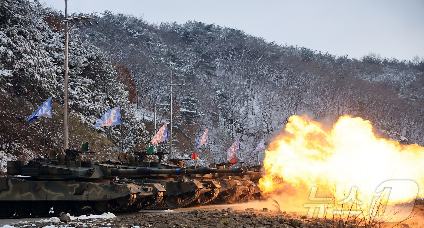 (양주=뉴스1) 박정호 기자 = 육군 30기갑여단 전차대대 장병들이 28일 경기도 양주시 노야산훈련장에서 전차포 사격훈련을 하고 있다.이번 전차포 사격훈련은 장병 500여 명과 K …