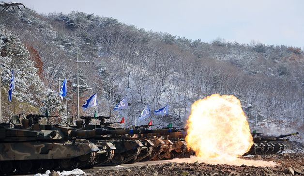 육군 30기갑여단 전차포 사격훈련…"적 심장 향해 일발필중"