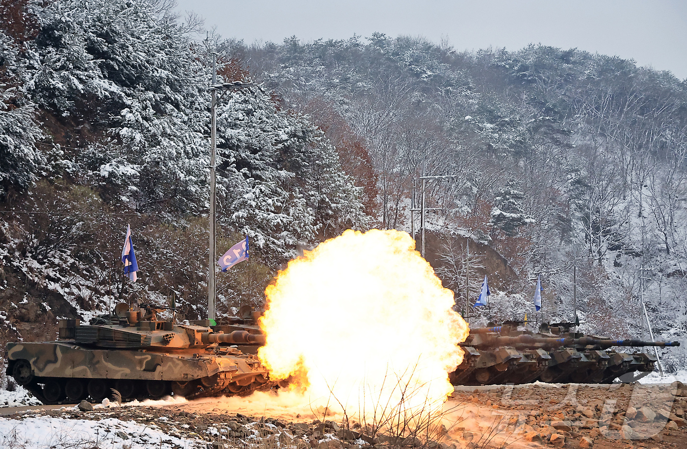 (양주=뉴스1) 박정호 기자 = 육군 30기갑여단 전차대대 장병들이 28일 경기도 양주시 노야산훈련장에서 전차포 사격훈련을 하고 있다.이번 전차포 사격훈련은 장병 500여 명과 K …