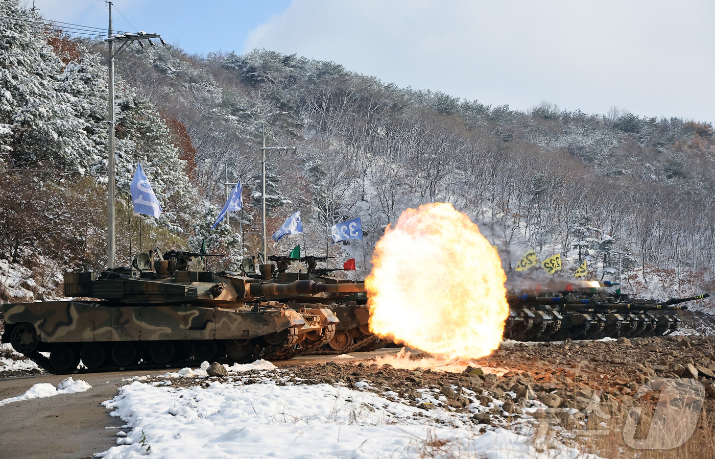 (양주=뉴스1) 박정호 기자 = 육군 30기갑여단 전차대대 장병들이 28일 경기도 양주시 노야산훈련장에서 전차포 사격훈련을 하고 있다.이번 전차포 사격훈련은 장병 500여 명과 K …