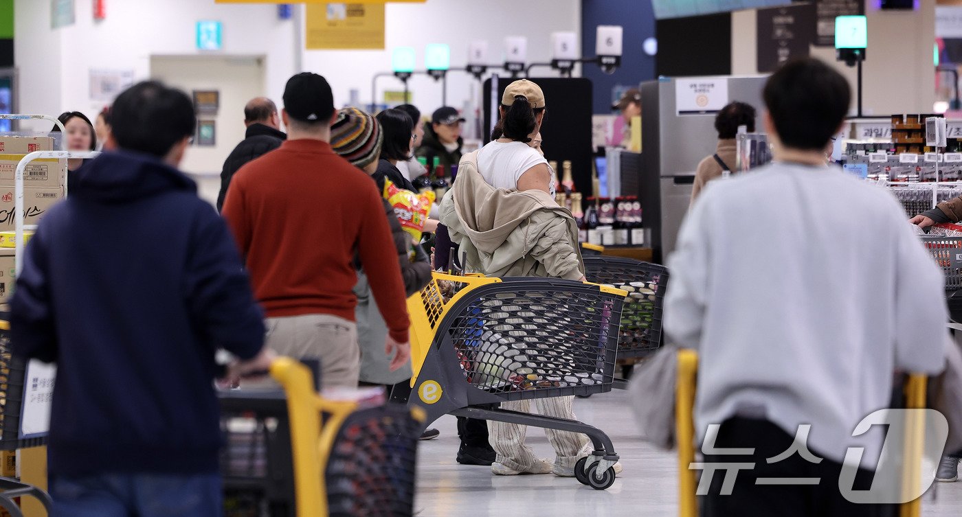 본문 이미지 - 서울의 한 대형마트에서 장을 본 시민들이 계단대 앞에 대기하고 있다. 2024.11.28/뉴스1 ⓒ News1 박지혜 기자