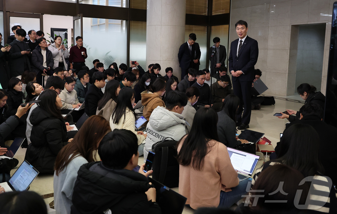 (서울=뉴스1) 김성진 기자 = 이복현 금융감독원장이 28일 서울 중구 명동 은행회관에서 열린 은행지주 이사회 의장들과의 간담회를 마친 후 백브리핑을 하고 있다.이 원장은 이날 열 …