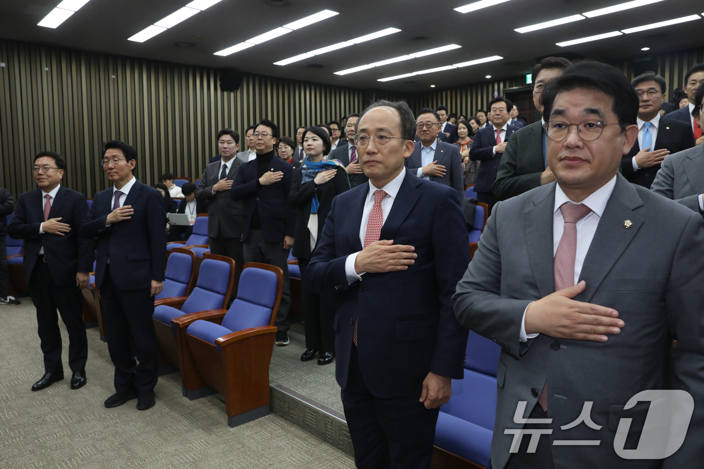 (서울=뉴스1) 이광호 기자 = 추경호 국민의힘 원내대표와 배준영 원내수석부대표 등이 28일 오후 서울 여의도 국회에서 열린 의원총회에서 국민의례를 하고 있다. 2024.11.28 …