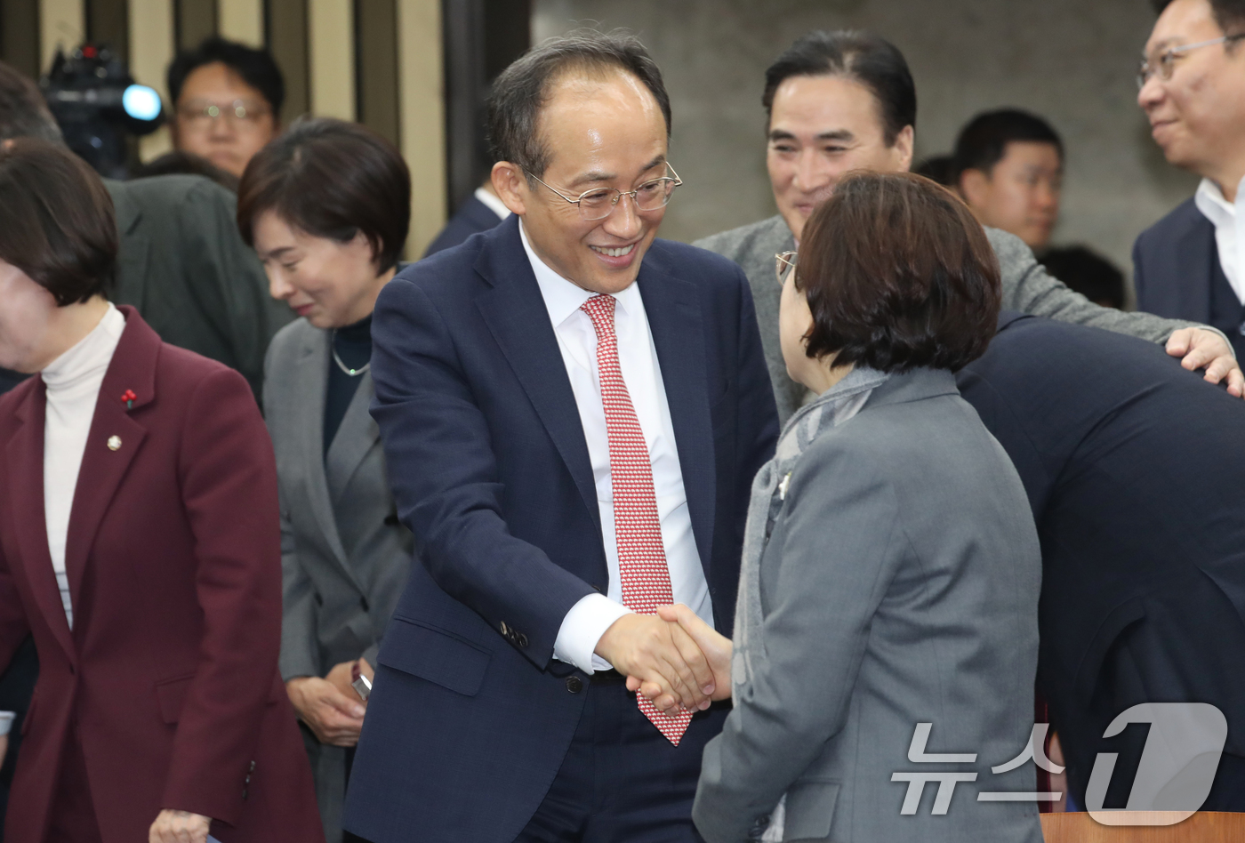 (서울=뉴스1) 이광호 기자 = 추경호 국민의힘 원내대표가 28일 오후 서울 여의도 국회에서 열린 의원총회에 참석하며 의원들과 인사나누고 있다. 2024.11.28/뉴스1