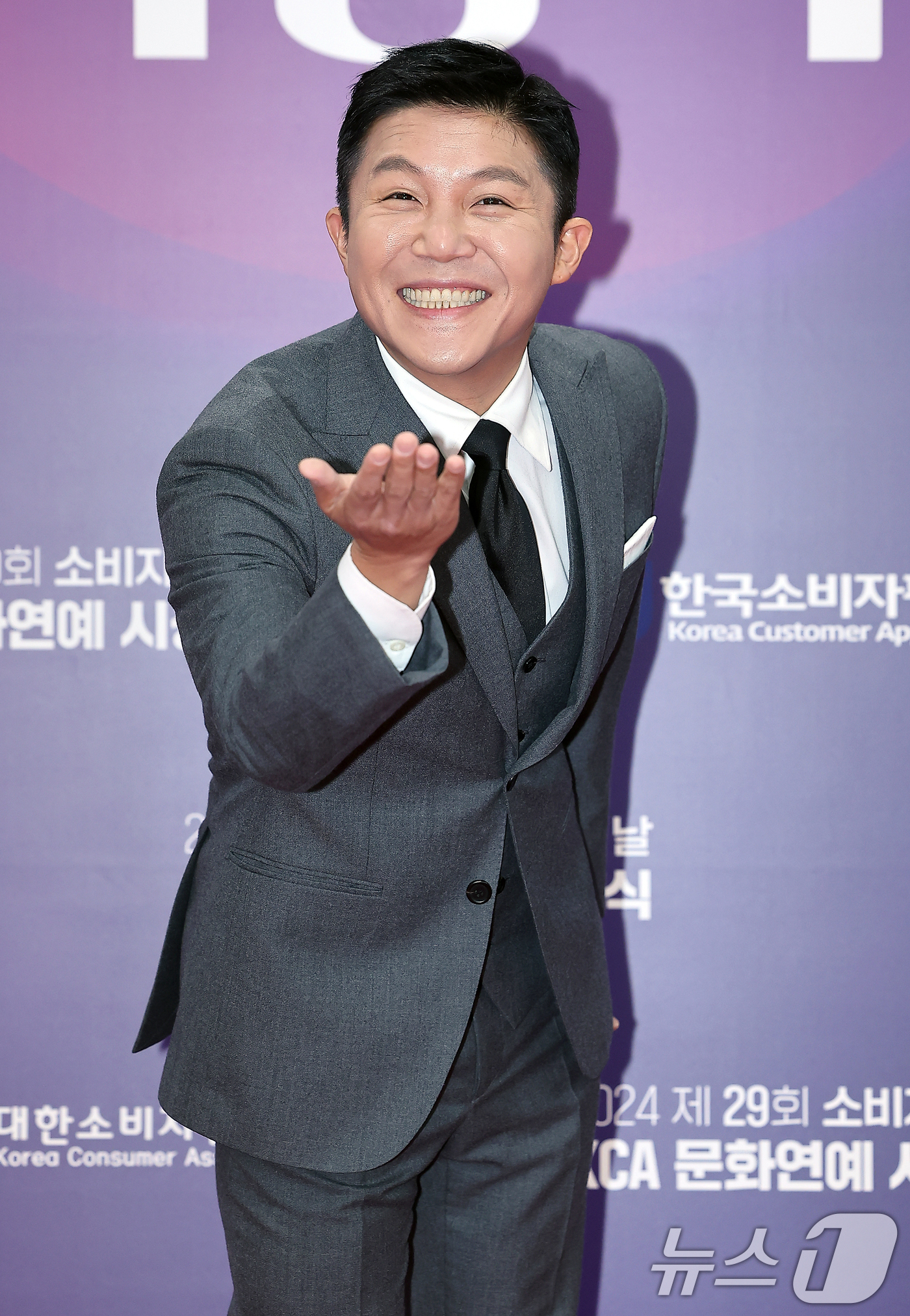 (서울=뉴스1) 김진환 기자 = 개그맨 조세호가 28일 오후 서울 강남구 역삼동 한국과학기술회관에서 열린 '제29회 소비자의 날 KCA 문화연예 시상식'에 참석해 포즈를 취하고 있 …