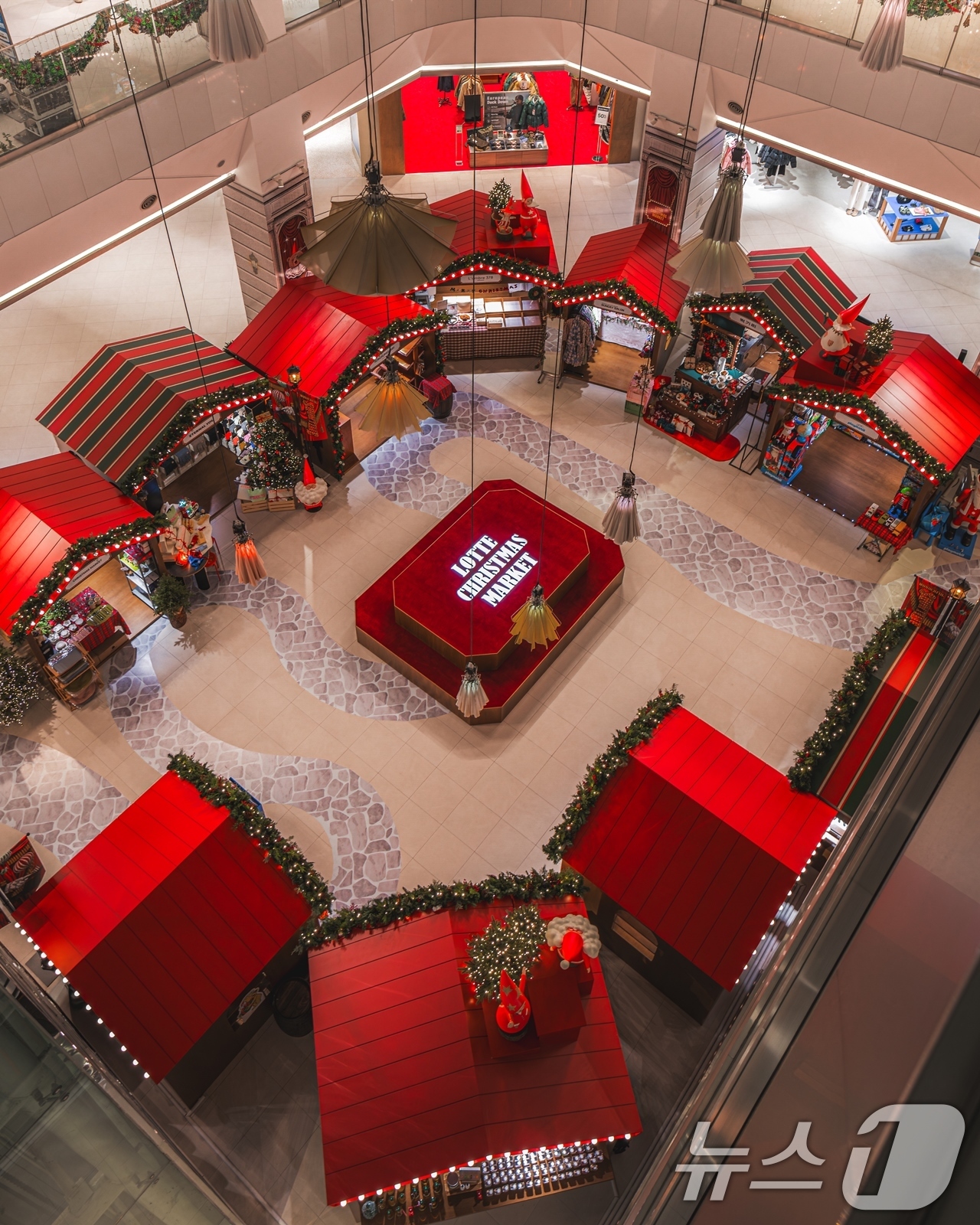 (서울=뉴스1) = 타임빌라스 수원은 오는 1월 5일까지 대규모 정통 유럽풍 크리스마스 마켓을 선보인다고 28일 밝혔다.1층의 센터홀과 2층의 출입구 광장 등 180평의 공간에 크 …