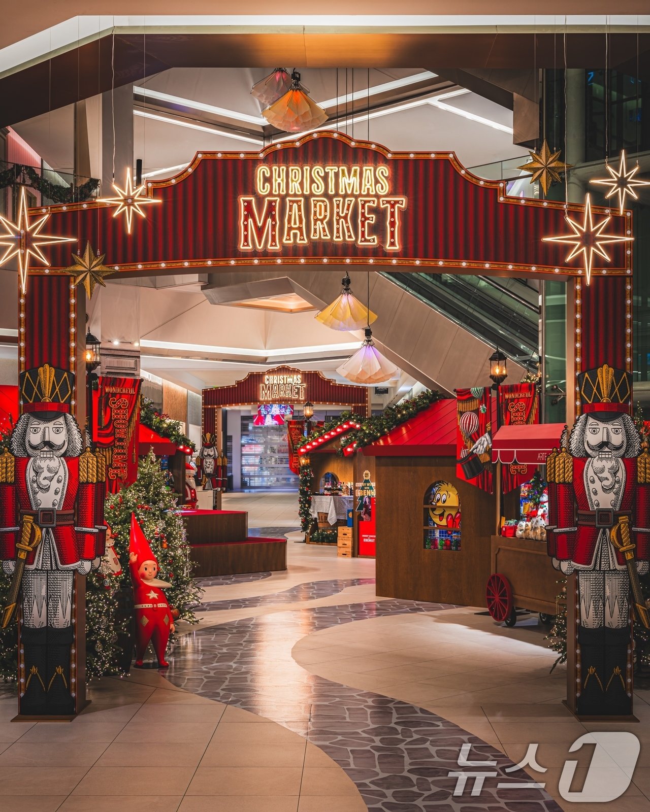 본문 이미지 - 타임빌라스 수원은 내년 1월 5일까지 대규모 정통 유럽풍 크리스마스 마켓을 선보인다(롯데쇼핑 제공). 2024.11.28/뉴스1